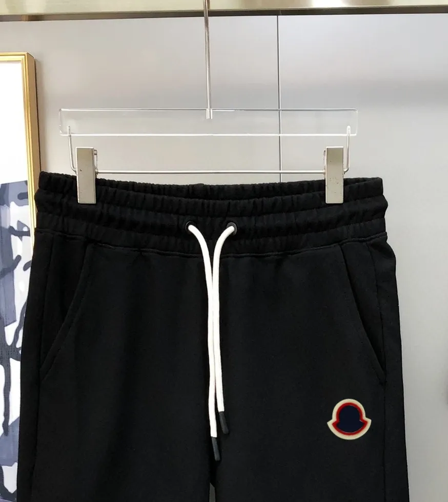 P230 Moncler 2024 new original men's casual shorts, the latest release on the official website of the counter, ✨ High-end quality, simple, fashionable and elegant ✨ Classic logo LOGO design, customized original imported 100% cotton fabric, simple and elegant, versatile style, elegant and handsome upper body, brand new sense of sight! The details are all in place, no one is picky about the upper body, and you must pay for your own money. Size: S-XL (can wear up to 185 pounds, please state your height and weight when placing an order) Black Gray