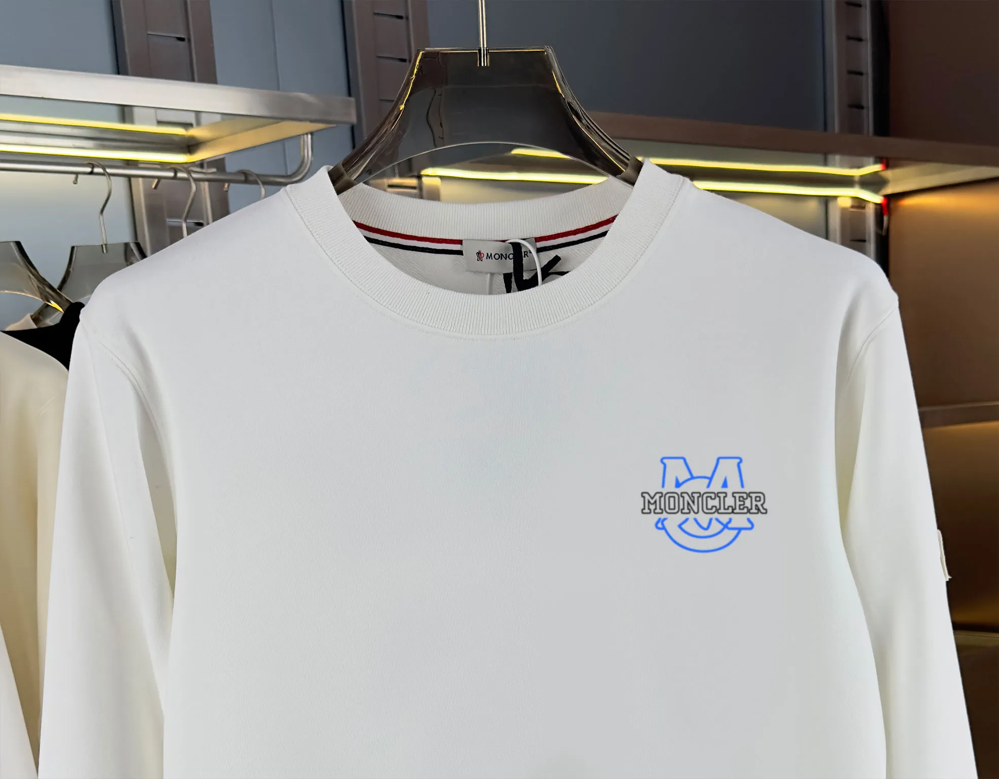 P210 high version sweatshirt) 📦With exclusive packaging📦 [Long-term ready stock] Upgraded version "Mobile phone smart sensor ~ NFC chip armband ~ Directly to the official website for anti-counterfeiting" 〖 𝐌𝐎𝐍𝐂𝐋𝐄𝐑 ~ Mouth covering〗 2025 new high quality, using 450 grams of heavyweight fabric Different from the market currency, you can mix and match everything at will and you will be handsome😎The whole clothes is made of double waistcoats. The double waistcoats make the whole dress more three-dimensional. It is not an ordinary factory that can do such fine work. 2025 autumn and winter new style, on sale at the counter, exquisite printed round neck terry sweatshirt. High-end double-ply cotton. Customized stretch ribs are dyed in the same vat. Three standards are complete. It is matched with digital printing patterns and is very breathable. Same style for men and women. Color: black, white, apricot. Size: S M L XL 2XL