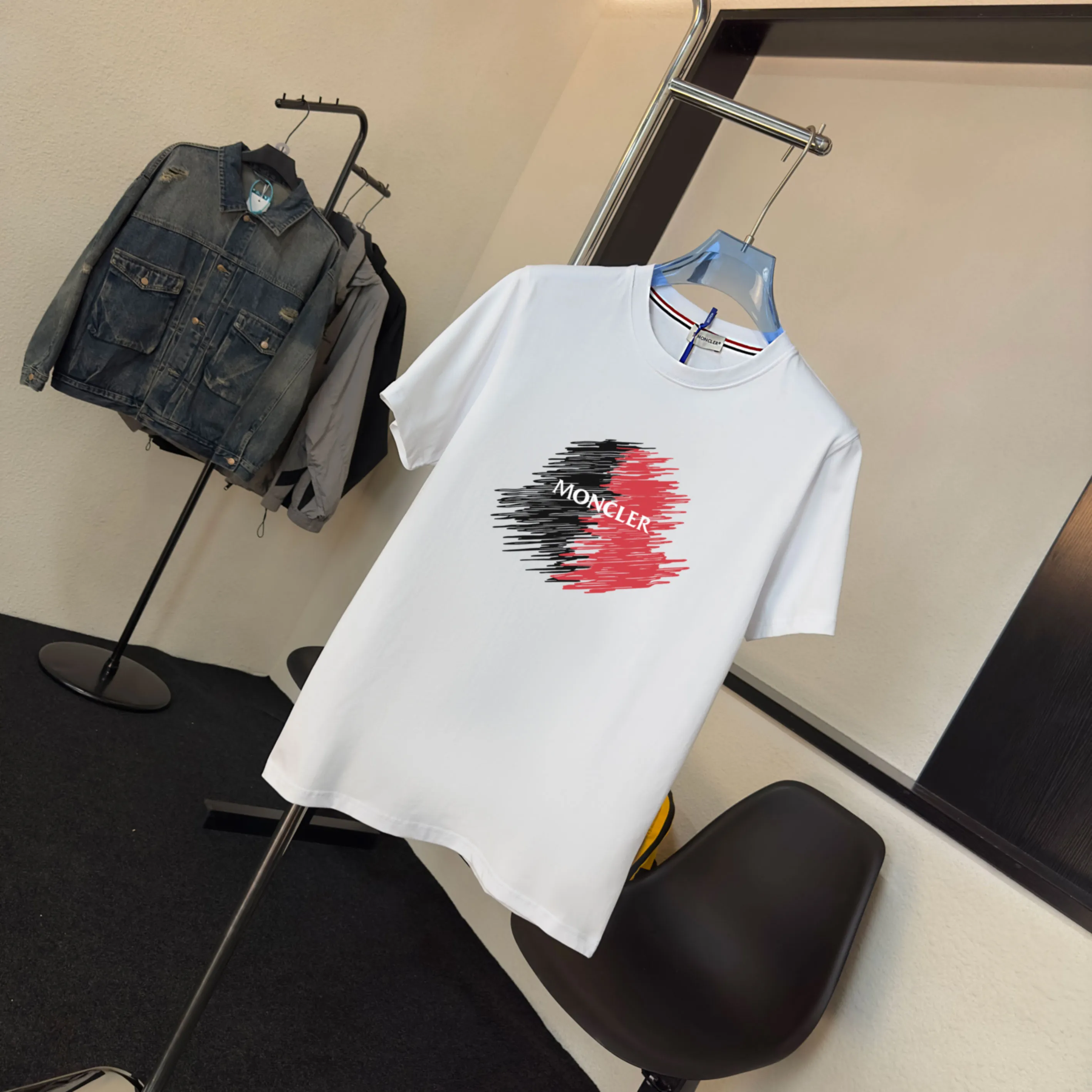 P140 Upgraded version "Mobile phone smart sensor ~ NFC chip armband ~ Direct access to the official website for anti-counterfeiting" "Moncler ~ Mouth Mouth" 2025 new high-quality round neck short-sleeved T-shirt. The cuffs have imported embroidered labels. Customized dyeing, very comfortable to touch. Super versatile and good-looking short-sleeved. Complete with three labels. Non-market ordinary version. Feel free to compare. Quality is absolutely guaranteed! ‼ First of all, this original fabric is all custom-woven with 32-count double yarn fabric, 250G, and the weight is the same‼ Fine workmanship, double waistcoat method, double waistcoat method, double waistcoat method makes the whole dress more three-dimensional, which is not a craft that ordinary T-shirts can achieve🤪 Size: S-M-L-XL-2XL Color: black, white, apricot, same style for men and women