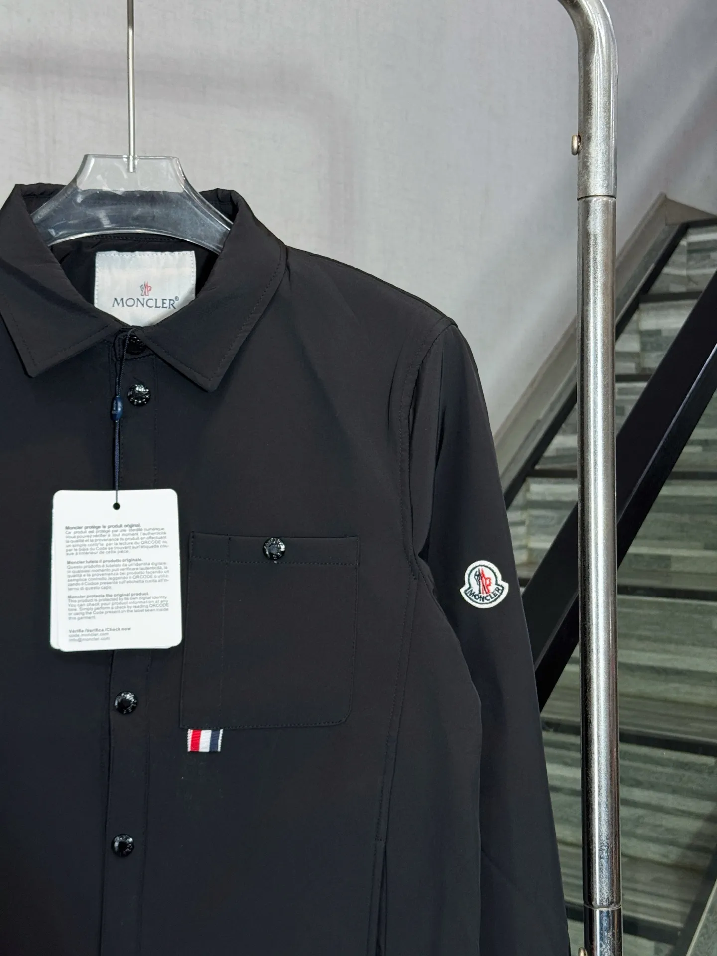 P320 model number: HE367 Moncler-mengkouq arm badge button jacket The fabric is made of cotton striped dyne, which is comfortable and soft on the upper body. The fabric has been washed and will not fade or deform easily. It is full of texture. Small mask badges are sewn on the arms to highlight the characteristics of the clothes. The buttons on the chest are sewn with custom masked small letter hardware buttons. The buttons on the hem are sewn for elasticity. The whole body is versatile. It is made by a big factory and has the original original label. It has three complete labels. You can buy it with confidence. It is the first choice for autumn and winter.  Color: Navy/Black Size: S M L XL