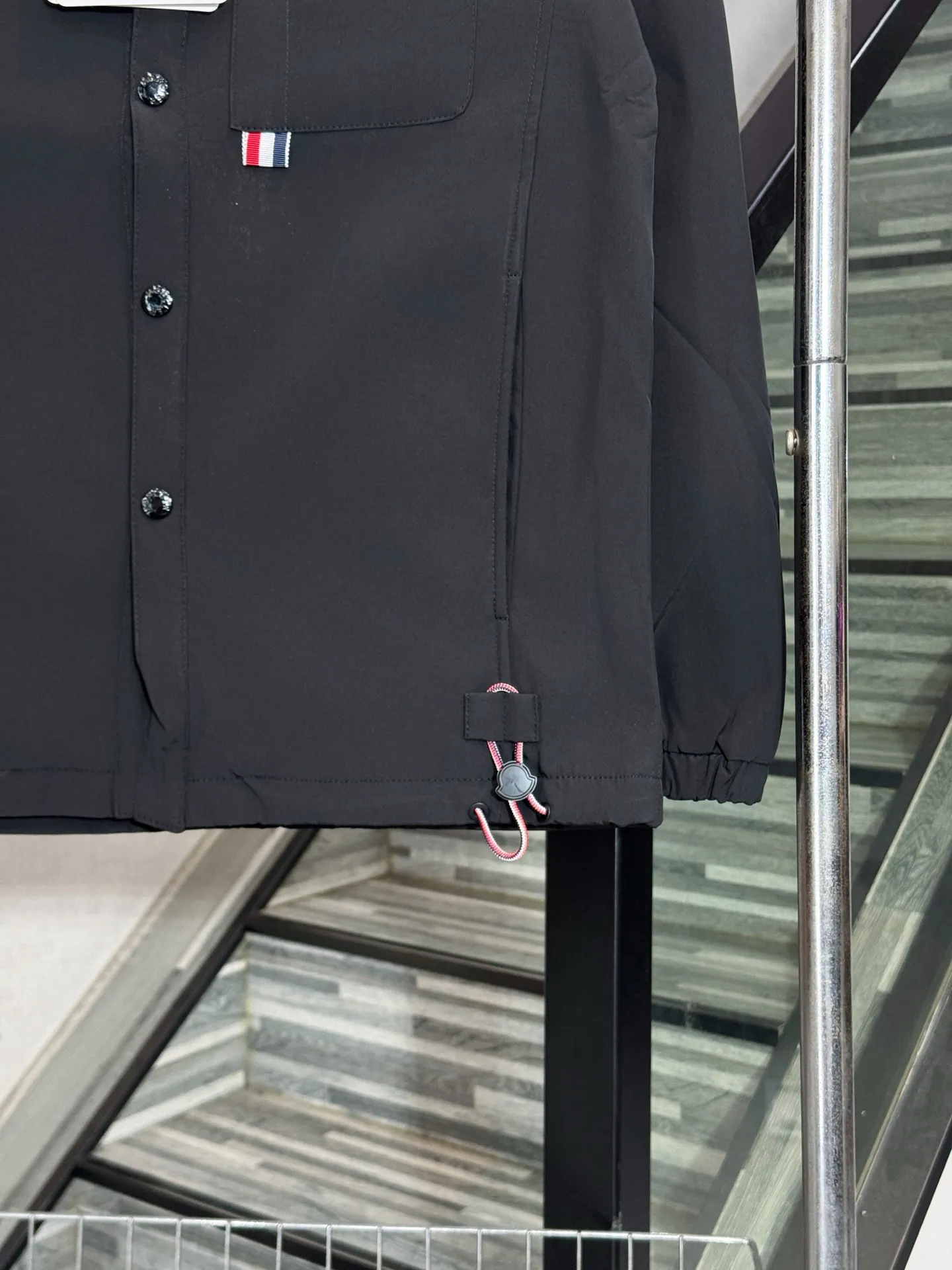P320 model number: HE367 Moncler-mengkouq arm badge button jacket The fabric is made of cotton striped dyne, which is comfortable and soft on the upper body. The fabric has been washed and will not fade or deform easily. It is full of texture. Small mask badges are sewn on the arms to highlight the characteristics of the clothes. The buttons on the chest are sewn with custom masked small letter hardware buttons. The buttons on the hem are sewn for elasticity. The whole body is versatile. It is made by a big factory and has the original original label. It has three complete labels. You can buy it with confidence. It is the first choice for autumn and winter.  Color: Navy/Black Size: S M L XL