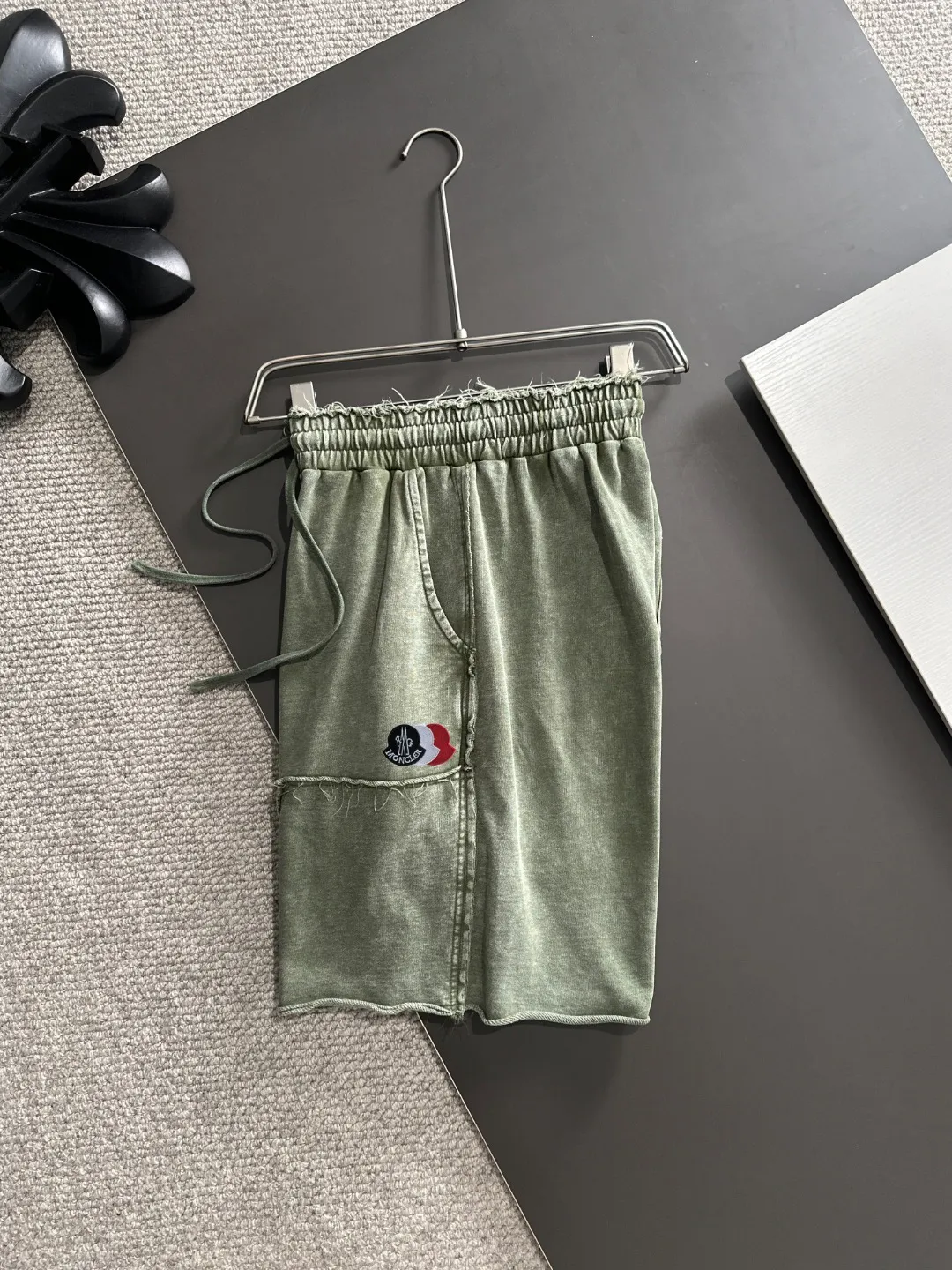Next day shipment P300 High quality MONCLER/muzzle 2025 spring and summer new style high-definition elastic band casual solid color loose shorts, made with machines imported from Italy. The hem of the trousers is stitched with two needles. The stitching is fine and firm. The fabric is customized at the counter and has high breathability and comfort. The details are impeccable. The brand element design concept reflects high quality. It feels delicate and soft! It presents a casual cut and the upper body shape is great! Size: S-XXL