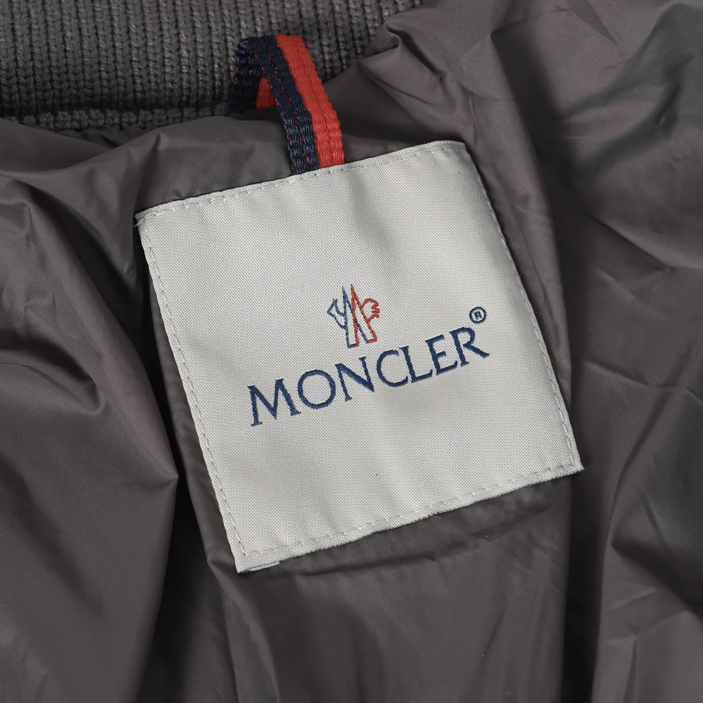 P640 Moncler｜Matched wool knitted down stand-collar down jacket 1️⃣Original Nfc anti-counterfeiting chip 2️⃣90 duck down, the most abundant on the market, never fake goose down and a series of misunderstandings 3️⃣ Fabric: 100% nylon; Lining: 100% nylon, one of the best on the market, everything is customized according to the original version. 4⃣️The electroplated hardware produced by the original processing factory is all customized by the original factory, and is not a replica of various types on the market. 5⃣️Produced by a same OEM factory, it has always been unambiguous in terms of quality. When shipped by a large factory, everyone understands the workmanship, QA and QC quality inspection. It is not comparable to small factories in the market.  Mouth-mounted down jackets, let’s not brag, there is almost no one that can do better than us! Make an original product with care, so that every customer has the confidence to introduce it to his customers: This is the top replica version in China. Good products do not need too many soft articles to set off, only junk products will boast: the original ZP uses thousands of words to impress consumers!  Size: 1 2 3 4 5 Color: Gray Black