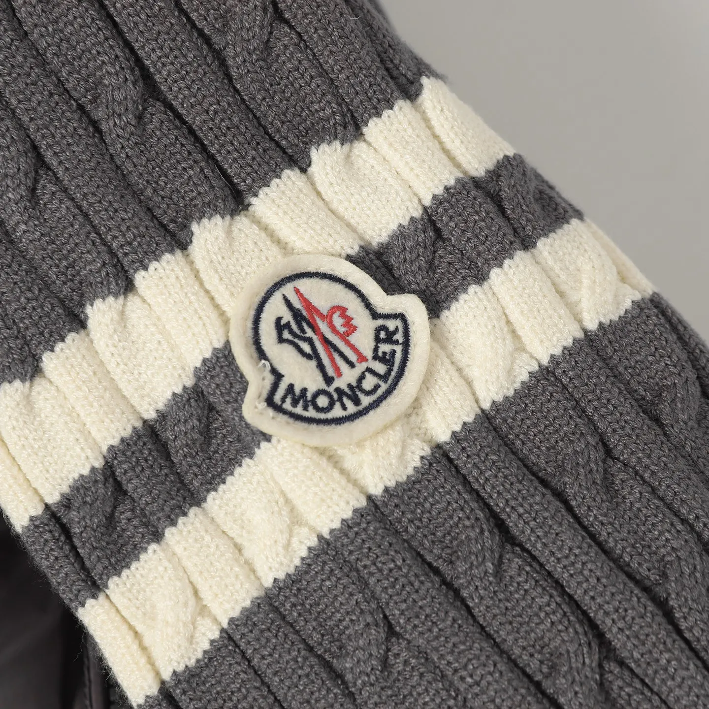 P640 Moncler｜Matched wool knitted down stand-collar down jacket 1️⃣Original Nfc anti-counterfeiting chip 2️⃣90 duck down, the most abundant on the market, never fake goose down and a series of misunderstandings 3️⃣ Fabric: 100% nylon; Lining: 100% nylon, one of the best on the market, everything is customized according to the original version. 4⃣️The electroplated hardware produced by the original processing factory is all customized by the original factory, and is not a replica of various types on the market. 5⃣️Produced by a same OEM factory, it has always been unambiguous in terms of quality. When shipped by a large factory, everyone understands the workmanship, QA and QC quality inspection. It is not comparable to small factories in the market.  Mouth-mounted down jackets, let’s not brag, there is almost no one that can do better than us! Make an original product with care, so that every customer has the confidence to introduce it to his customers: This is the top replica version in China. Good products do not need too many soft articles to set off, only junk products will boast: the original ZP uses thousands of words to impress consumers!  Size: 1 2 3 4 5 Color: Gray Black