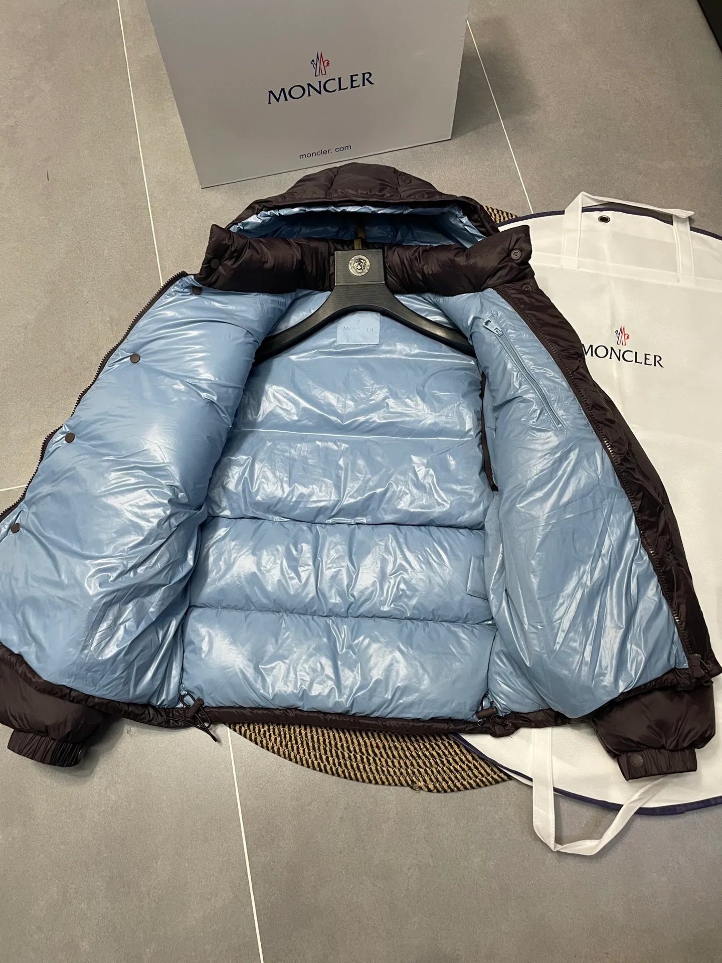 P780 Premium down ⬆️Moncler Cyclone 2-in-1 down jacket. ⚠️Goose down filling, small size filling 320g➕, easy to wear in winter in one piece. Changeable/jacket/hooded vest/stand collar vest/hooded down jacket. The Cyclone down jacket is equipped with detachable sleeves and can be worn as a vest or jacket.  The Cyclone down jacket is a modern take on the classic silhouette of the 1980s, with a new, simple silhouette. This short down jacket is made from nylon and features easily removable sleeves, allowing you to convert the jacket into a vest. A removable hood and contrast lining complete the design. Details •Made from nylon fabric •Nylon laqué lining •Down filling •Removable hood and sleeves •Zip and snap closure •Zip pockets •Elastic cuffs •Elastic drawstring hem Size : 1-5 Black Chocolate Couple.