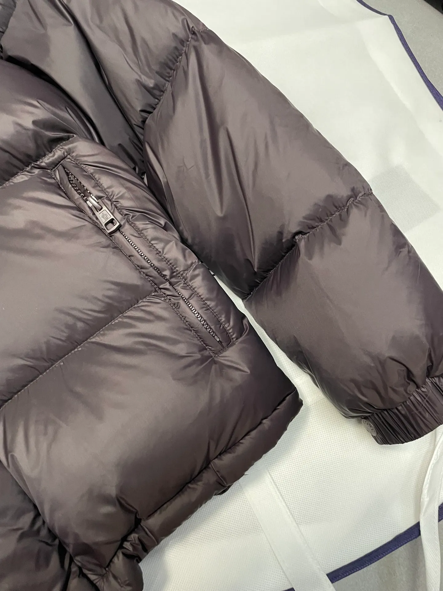 P780 Premium down ⬆️Moncler Cyclone 2-in-1 down jacket. ⚠️Goose down filling, small size filling 320g➕, easy to wear in winter in one piece. Changeable/jacket/hooded vest/stand collar vest/hooded down jacket. The Cyclone down jacket is equipped with detachable sleeves and can be worn as a vest or jacket.  The Cyclone down jacket is a modern take on the classic silhouette of the 1980s, with a new, simple silhouette. This short down jacket is made from nylon and features easily removable sleeves, allowing you to convert the jacket into a vest. A removable hood and contrast lining complete the design. Details •Made from nylon fabric •Nylon laqué lining •Down filling •Removable hood and sleeves •Zip and snap closure •Zip pockets •Elastic cuffs •Elastic drawstring hem Size : 1-5 Black Chocolate Couple.