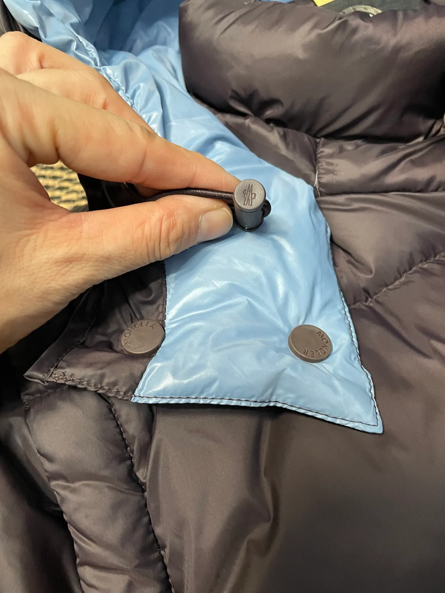 P780 Premium down ⬆️Moncler Cyclone 2-in-1 down jacket. ⚠️Goose down filling, small size filling 320g➕, easy to wear in winter in one piece. Changeable/jacket/hooded vest/stand collar vest/hooded down jacket. The Cyclone down jacket is equipped with detachable sleeves and can be worn as a vest or jacket.  The Cyclone down jacket is a modern take on the classic silhouette of the 1980s, with a new, simple silhouette. This short down jacket is made from nylon and features easily removable sleeves, allowing you to convert the jacket into a vest. A removable hood and contrast lining complete the design. Details •Made from nylon fabric •Nylon laqué lining •Down filling •Removable hood and sleeves •Zip and snap closure •Zip pockets •Elastic cuffs •Elastic drawstring hem Size : 1-5 Black Chocolate Couple.