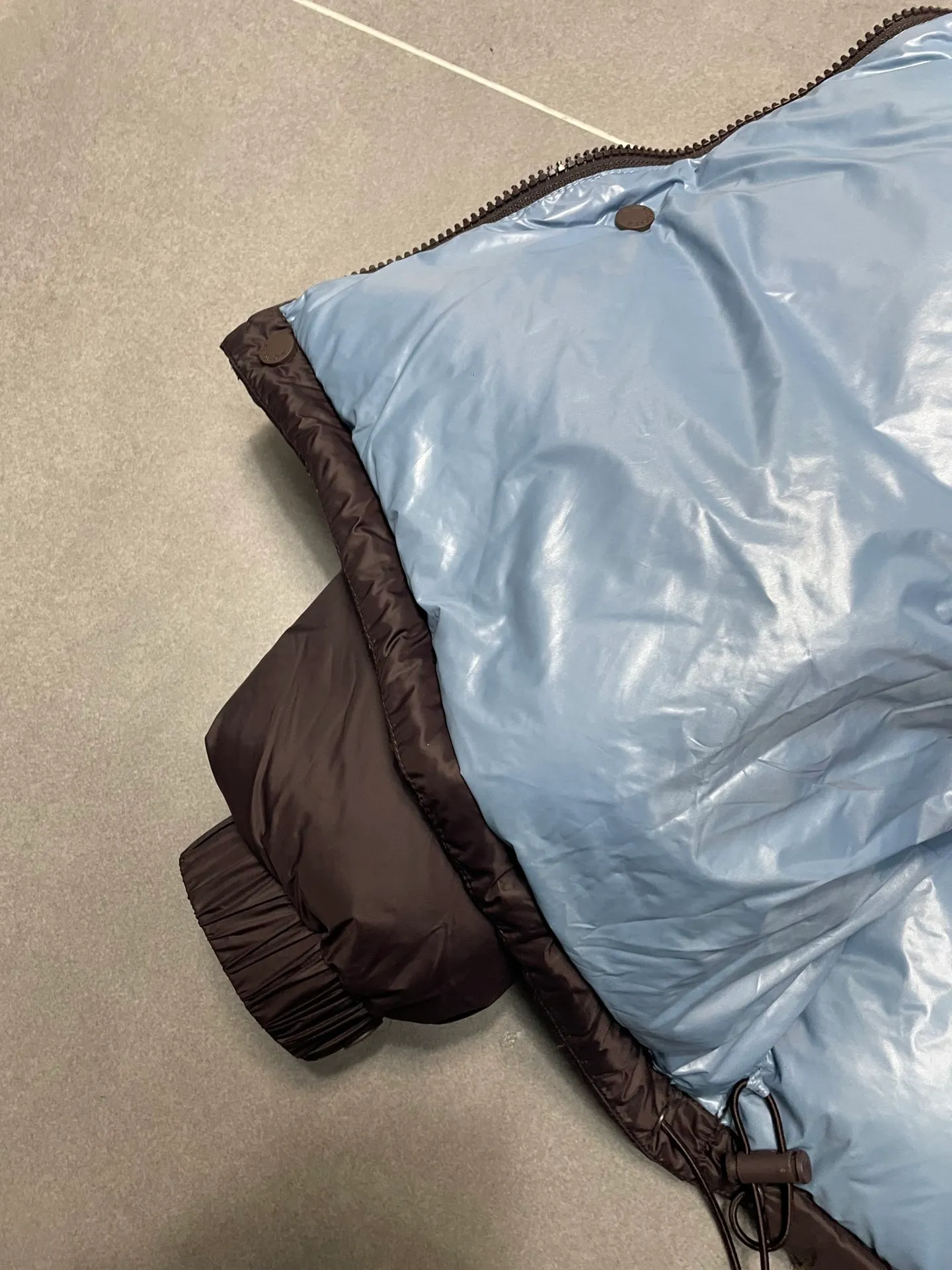 P780 Premium down ⬆️Moncler Cyclone 2-in-1 down jacket. ⚠️Goose down filling, small size filling 320g➕, easy to wear in winter in one piece. Changeable/jacket/hooded vest/stand collar vest/hooded down jacket. The Cyclone down jacket is equipped with detachable sleeves and can be worn as a vest or jacket.  The Cyclone down jacket is a modern take on the classic silhouette of the 1980s, with a new, simple silhouette. This short down jacket is made from nylon and features easily removable sleeves, allowing you to convert the jacket into a vest. A removable hood and contrast lining complete the design. Details •Made from nylon fabric •Nylon laqué lining •Down filling •Removable hood and sleeves •Zip and snap closure •Zip pockets •Elastic cuffs •Elastic drawstring hem Size : 1-5 Black Chocolate Couple.