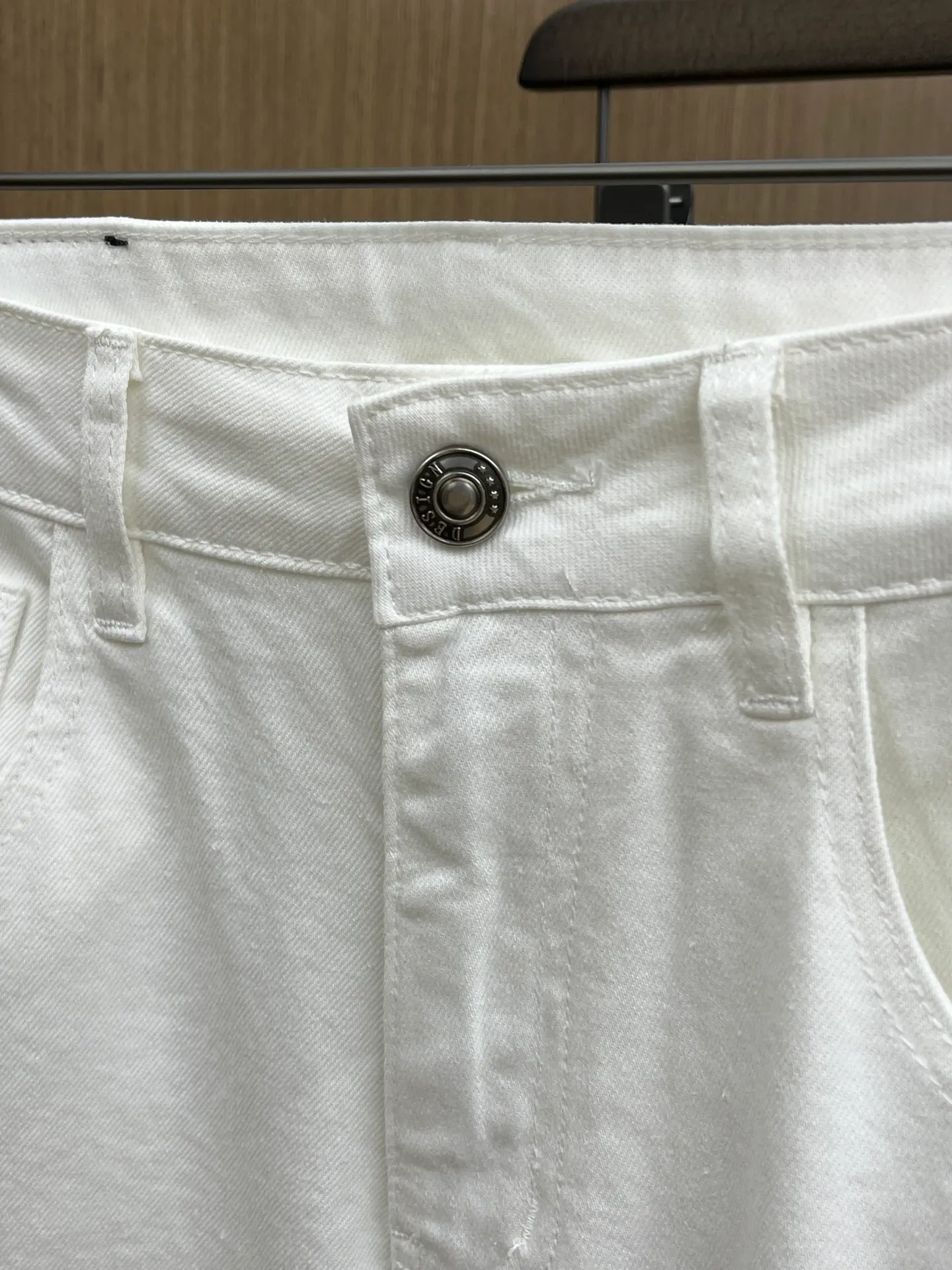 P240 Moncler 25ss🔥New light-colored denim trousers. The best original jeans in the physical store, suitable for all ages. Comfortable, soft and skin-friendly, the upper body effect is super fashionable and versatile, upright and stylish, a wardrobe must-have! Perfect for any occasion. Size: 28-38 (no 35.37)