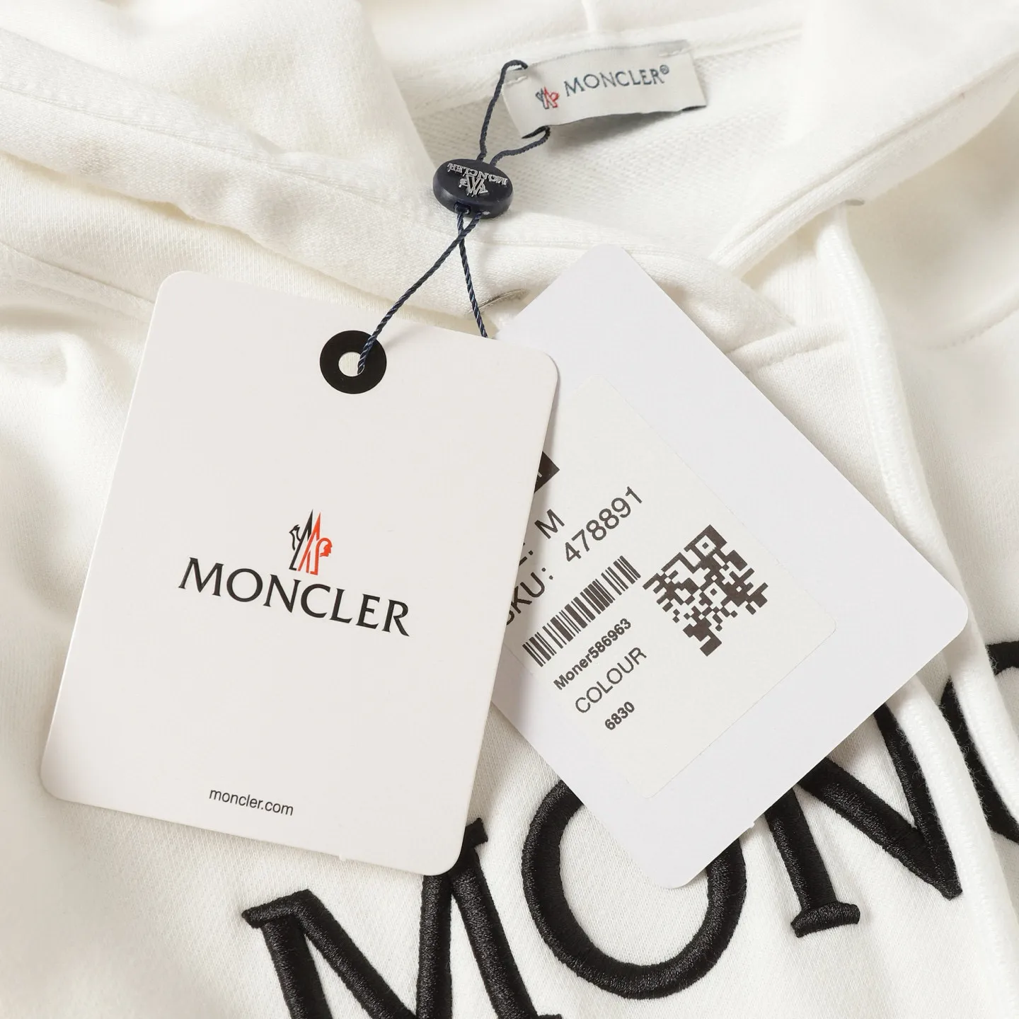 P246 Style number: 853 〈MONCLER〉Mongolian embroidered hooded sweatshirt. The price of the Mongolian sweatshirt is actually quite advantageous. Anyone who has been to the counter should know that the price of the Mongolian hooded sweatshirt is not much cheaper than Gucci Burberry. It is just relatively low-key and unwilling to hype. It is a picture that you want to buy or not. The aloof existence... ✅Original custom-made with logo eyelets and hood ✅460g 100% cotton wool-eating fabric OS version is too big ✅Matched with the original high-weight double yarn thread ✅Correct three-needle and five-thread craftsmanship Chain edge Color: black white sky blue khaki Size S M L