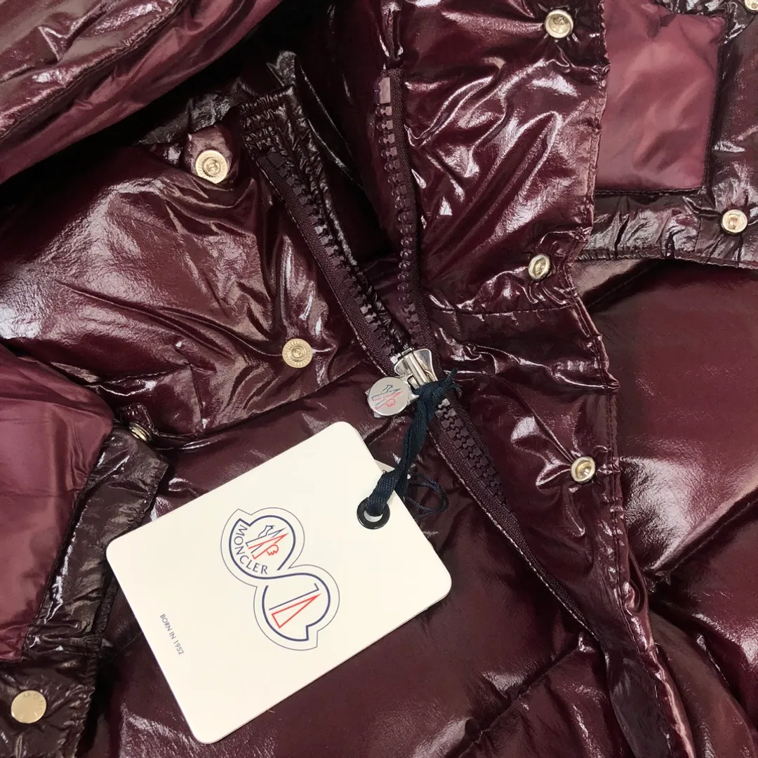 P800 Moncler Maya 70 short down jacket, wooden house brown. The iconic men's Moncler Maya 70 down jacket is highly recognizable and specially designed to celebrate the brand's 70th anniversary. The Moncler Maya down jacket has been reinterpreted specifically to celebrate Moncler's 70th anniversary, and the iconic silhouette has been refreshed in new colors. A classic example of the brand's DNA, it's made from shiny lacquered nylon and embellished with signature rectangular quilting. A classic, cropped design that spans seasons and fashions, the removable hood features a statement silhouette, removable hood and adjustable hem. The sleeves are decorated with the brand's signature classic patch pockets and a patchwork logo designed to celebrate the 70th anniversary. Color: black, ivory white, basalt gray, purple, cabin brown, forest green, code number: 1-2-3-4-5 (M～3xl)