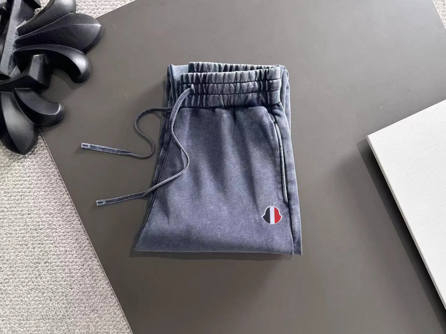 Next day shipment P360 MONCLER/Mongoose Exclusive first release of 25ss autumn and winter new high-quality trousers Compare real-life details at will A perfect choice for autumn and winter. A must-have item. Loose fit. Please refer to the size chart when placing an order: S to XXL (or state your height and weight when placing an order)