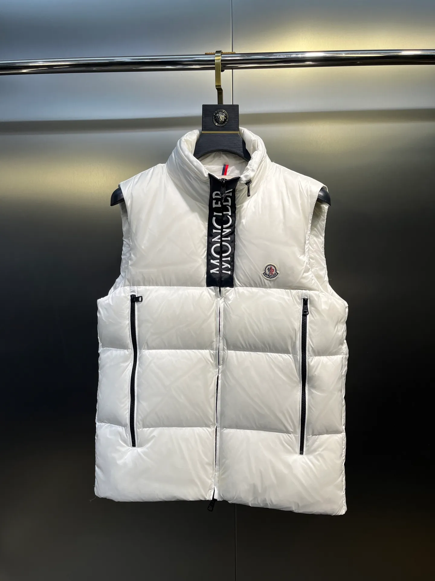 P660 moncler 🌟Mandou Semeru down jacket vest New autumn and winter product Semeru men's down vest Semeru down vest is specially designed for modern men who value functionality and beauty. The quilted design is quite distinctive. Return to pure style. New products for autumn and winter. Short down vest for men and women. Customized with 90% white goose down filling. Tago down vest has a low-key style, streamlined straight cut design, and the pull-out hood can be freely stored in the seamless taped zipper stand collar. Quilted style made of polyester Polyester lining Down filling Pull-out hood Zip closure Zippered pockets Black monogram logo Unique chest zip Size: 1-5