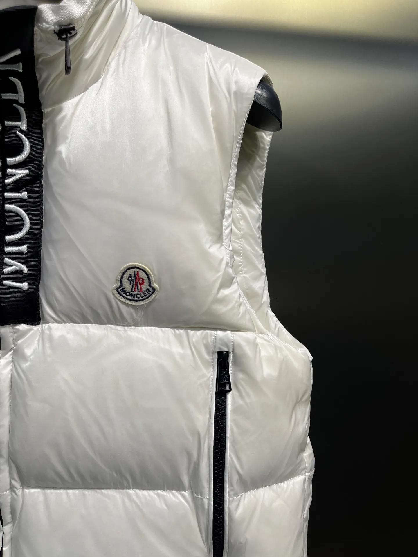 P660 moncler 🌟Mandou Semeru down jacket vest New autumn and winter product Semeru men's down vest Semeru down vest is specially designed for modern men who value functionality and beauty. The quilted design is quite distinctive. Return to pure style. New products for autumn and winter. Short down vest for men and women. Customized with 90% white goose down filling. Tago down vest has a low-key style, streamlined straight cut design, and the pull-out hood can be freely stored in the seamless taped zipper stand collar. Quilted style made of polyester Polyester lining Down filling Pull-out hood Zip closure Zippered pockets Black monogram logo Unique chest zip Size: 1-5