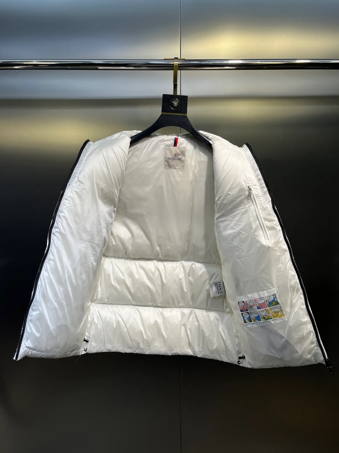 P660 moncler 🌟Mandou Semeru down jacket vest New autumn and winter product Semeru men's down vest Semeru down vest is specially designed for modern men who value functionality and beauty. The quilted design is quite distinctive. Return to pure style. New products for autumn and winter. Short down vest for men and women. Customized with 90% white goose down filling. Tago down vest has a low-key style, streamlined straight cut design, and the pull-out hood can be freely stored in the seamless taped zipper stand collar. Quilted style made of polyester Polyester lining Down filling Pull-out hood Zip closure Zippered pockets Black monogram logo Unique chest zip Size: 1-5