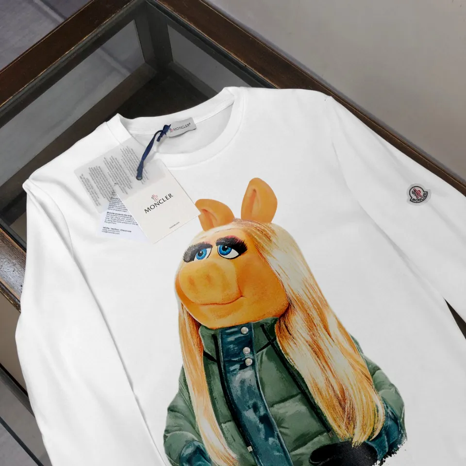 P180, a non-off-the-shelf model, you can trust it. Moncler printed long-sleeved T-shirt, 240g breathable cotton fabric, very soft and comfortable texture, does not shrink, does not deform, does not ball), can be worn alone as a base layer. Original customized accessories, collar label, care mark, hangtag, packaging (perfect details) Color: White Black Size: XS S M L
