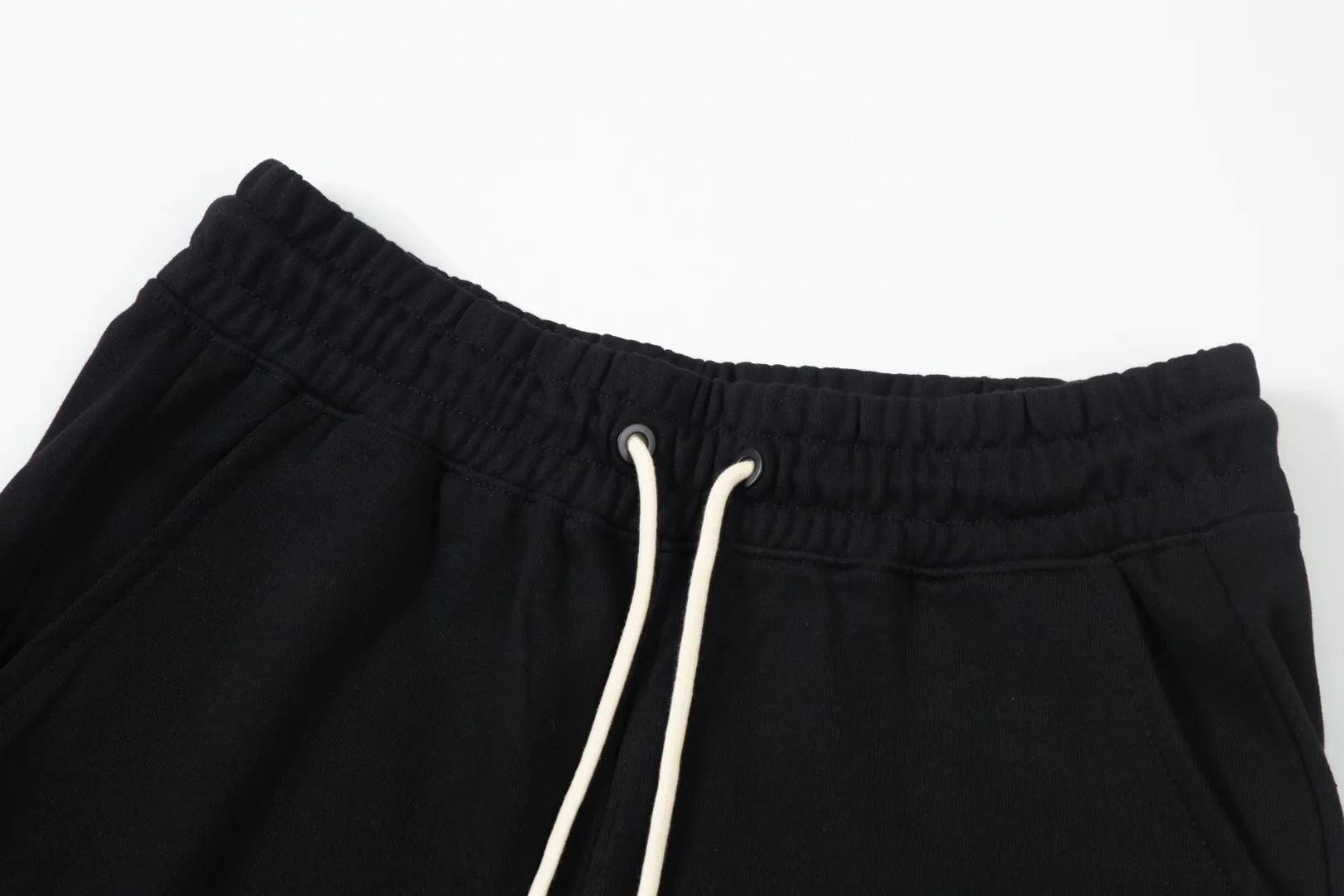 P230 top version, different currency) ✨Moncler SS show style, slim lines, simple printed letter Logo trendy shorts for men and women, compatible with all body types, black and white drawstring design on the waist elastic band, custom drawstring pockets with diagonal pocket design on both sides, and a small pocket at the rear. Color: black gray Size S-XL