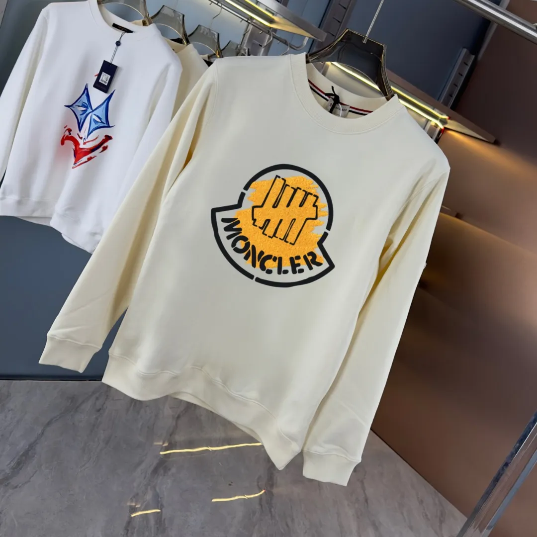 P210 high version sweatshirt) 📦With exclusive picture packaging📦 [Long-term ready stock] Upgraded version "Mobile phone smart sensor ~ NFC chip armband ~ Direct access to the official website anti-counterfeiting" 〖 𝐌𝐎𝐍𝐂𝐋𝐄𝐑 ~ Mouth covering〗 2025 new high quality, using 450g heavyweight fabric Different from the market currency, you can mix and match everything at will and you will be handsome😎The whole clothes is made of double waistcoats. The double waistcoats make the whole dress more three-dimensional. It is not an ordinary factory that can do such fine work. 2025 autumn and winter new style, on sale at the counter, exquisite printed round neck terry sweatshirt. High-end double-ply cotton. Customized stretch ribs are dyed in the same vat. Three standards are complete. It is matched with digital printing patterns and is very breathable. Same style for men and women. Color: black, white, apricot. Size: S M L XL 2XL