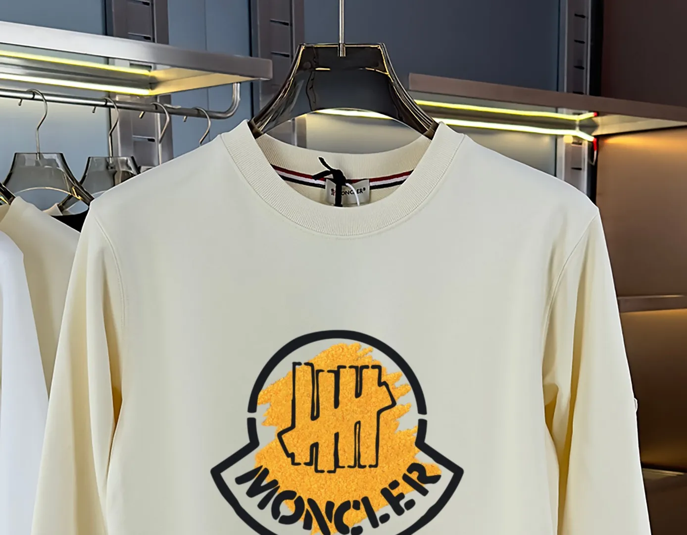 P210 high version sweatshirt) 📦With exclusive picture packaging📦 [Long-term ready stock] Upgraded version "Mobile phone smart sensor ~ NFC chip armband ~ Direct access to the official website anti-counterfeiting" 〖 𝐌𝐎𝐍𝐂𝐋𝐄𝐑 ~ Mouth covering〗 2025 new high quality, using 450g heavyweight fabric Different from the market currency, you can mix and match everything at will and you will be handsome😎The whole clothes is made of double waistcoats. The double waistcoats make the whole dress more three-dimensional. It is not an ordinary factory that can do such fine work. 2025 autumn and winter new style, on sale at the counter, exquisite printed round neck terry sweatshirt. High-end double-ply cotton. Customized stretch ribs are dyed in the same vat. Three standards are complete. It is matched with digital printing patterns and is very breathable. Same style for men and women. Color: black, white, apricot. Size: S M L XL 2XL