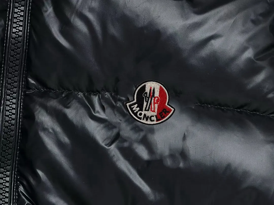 P780 MONCLER Meng Maya Down Jacket: Color/Black Size: M. L. Zipper pendant with custom logo Fabric: 400D bright nylon, anti-fouling, anti-wrinkle, waterproof and windproof, very wear-resistant, breathable and comfortable.           Embroidery: Straight lines, smooth curves, dense and neat stitches, no jagged edges, flat embroidery surface, no skewed threads, consistent stitch length, no bottom exposed, no overlap, smooth embroidery surface, no ink marks and other stains. Advanced imported embroidery machines are used to ensure embroidery quality.
