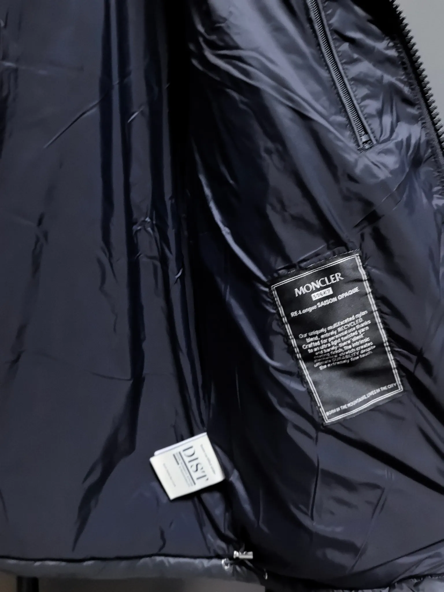 P1040 ⬆️❤️🆕𝑴𝒐𝒏𝒄𝒍𝒆𝒓｜Moncler 𝟮𝟬𝟮5 new autumn and winter products｜Matte New Maya Down Jacket Original 1:1 customized hardware accessories all imported original customization Welcome to compare at the counter Absolutely high quality Use top 90 white goose down Super soft The feathers are fluffy and plump. Super heavy-duty. The fabric is well-made and has a perfect fit. Note: the fabric is super comfortable. Exclusive model. Non-market product. Same style for men and women. Color: black, navy blue, off-white. Size: 1-5