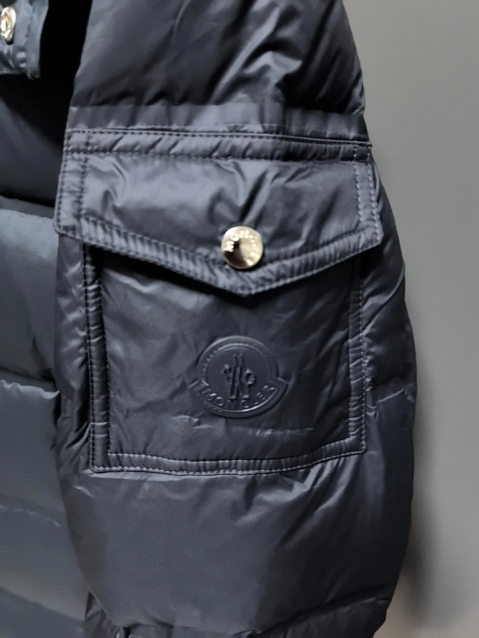 P1040 ⬆️❤️🆕𝑴𝒐𝒏𝒄𝒍𝒆𝒓｜Moncler 𝟮𝟬𝟮5 new autumn and winter products｜Matte New Maya Down Jacket Original 1:1 customized hardware accessories all imported original customization Welcome to compare at the counter Absolutely high quality Use top 90 white goose down Super soft The feathers are fluffy and plump. Super heavy-duty. The fabric is well-made and has a perfect fit. Note: the fabric is super comfortable. Exclusive model. Non-market product. Same style for men and women. Color: black, navy blue, off-white. Size: 1-5