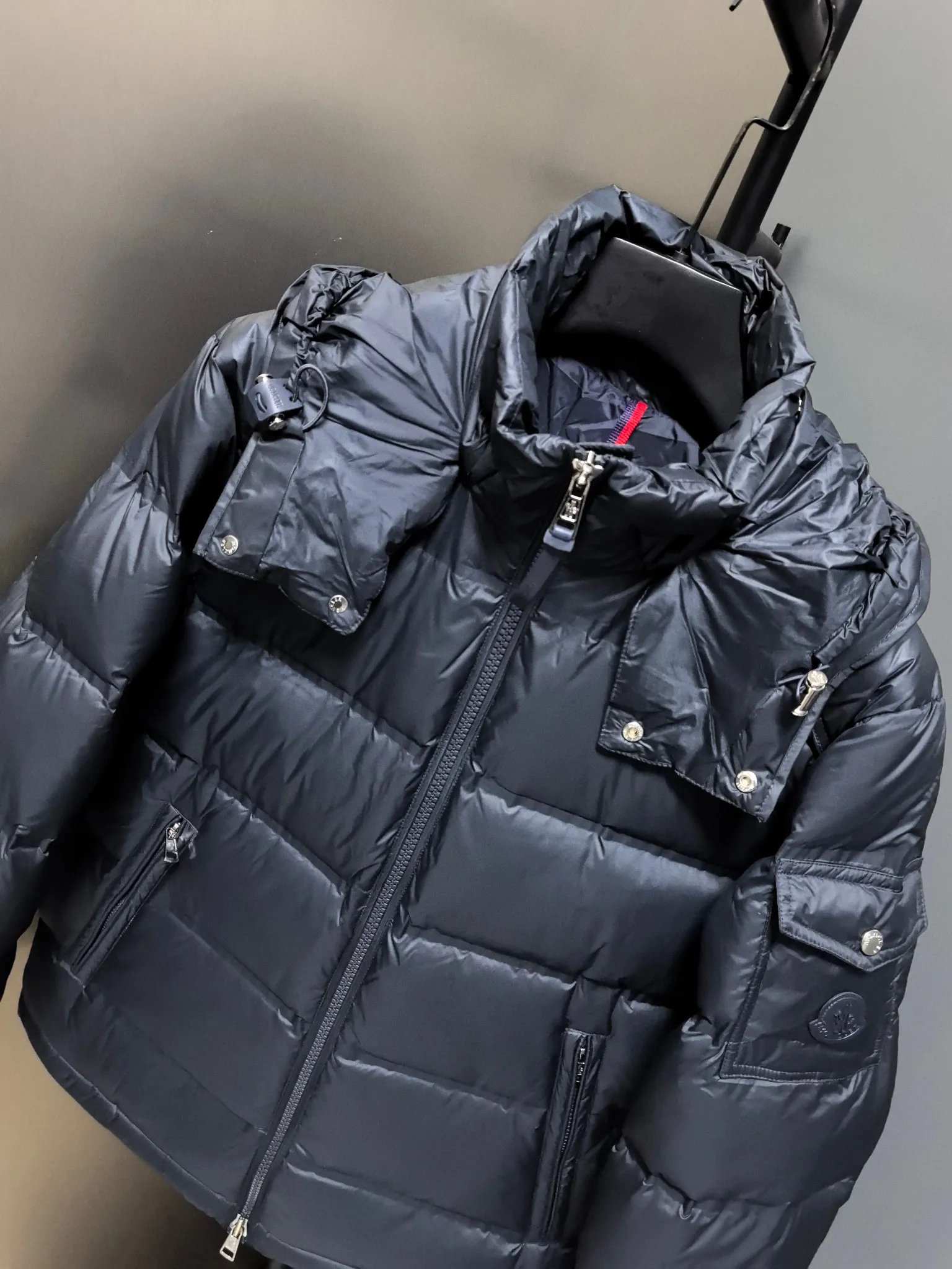 P1040 ⬆️❤️🆕𝑴𝒐𝒏𝒄𝒍𝒆𝒓｜Moncler 𝟮𝟬𝟮5 new autumn and winter products｜Matte New Maya Down Jacket Original 1:1 customized hardware accessories all imported original customization Welcome to compare at the counter Absolutely high quality Use top 90 white goose down Super soft The feathers are fluffy and plump. Super heavy-duty. The fabric is well-made and has a perfect fit. Note: the fabric is super comfortable. Exclusive model. Non-market product. Same style for men and women. Color: black, navy blue, off-white. Size: 1-5