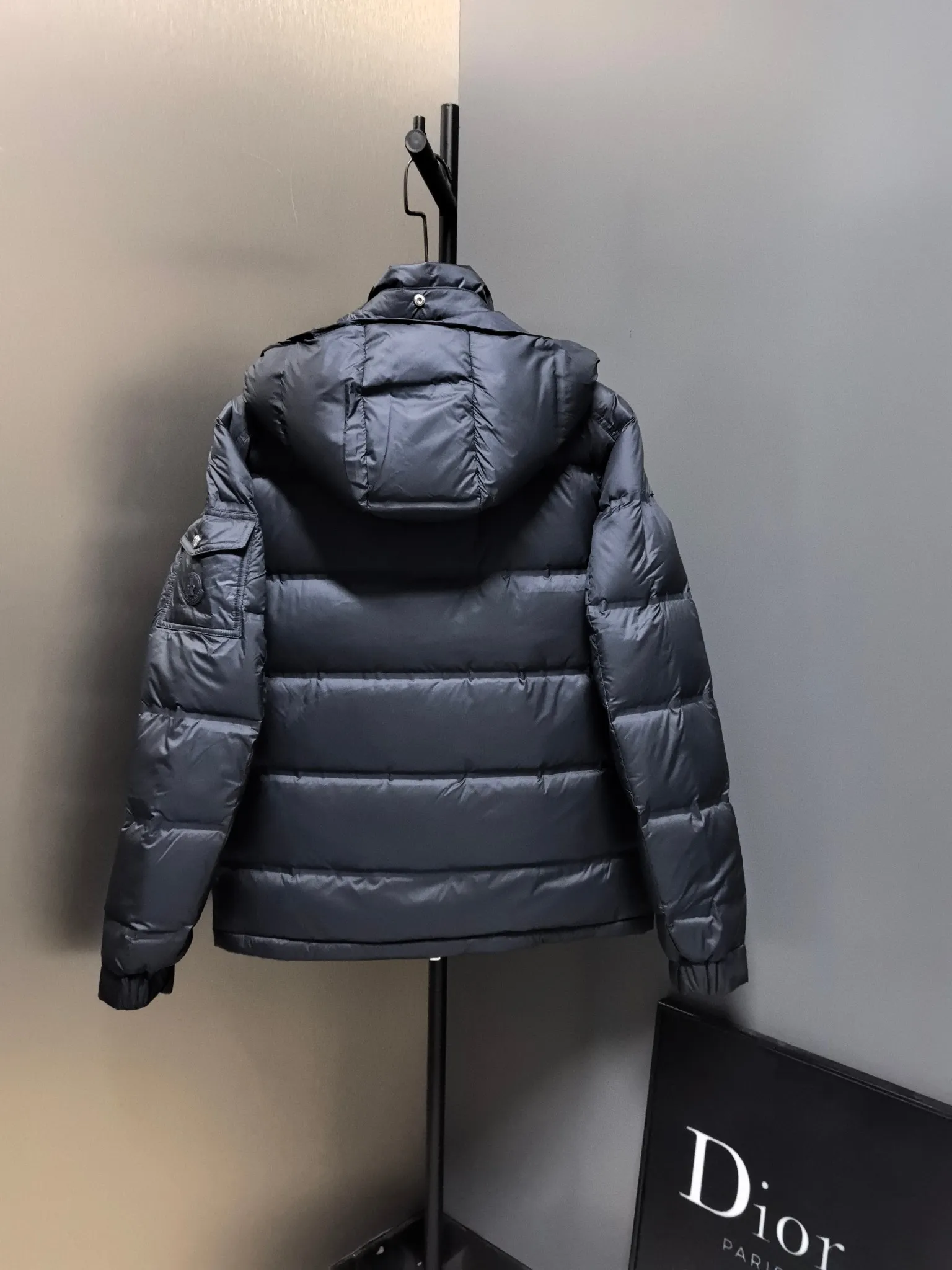 P1040 ⬆️❤️🆕𝑴𝒐𝒏𝒄𝒍𝒆𝒓｜Moncler 𝟮𝟬𝟮5 new autumn and winter products｜Matte New Maya Down Jacket Original 1:1 customized hardware accessories all imported original customization Welcome to compare at the counter Absolutely high quality Use top 90 white goose down Super soft The feathers are fluffy and plump. Super heavy-duty. The fabric is well-made and has a perfect fit. Note: the fabric is super comfortable. Exclusive model. Non-market product. Same style for men and women. Color: black, navy blue, off-white. Size: 1-5