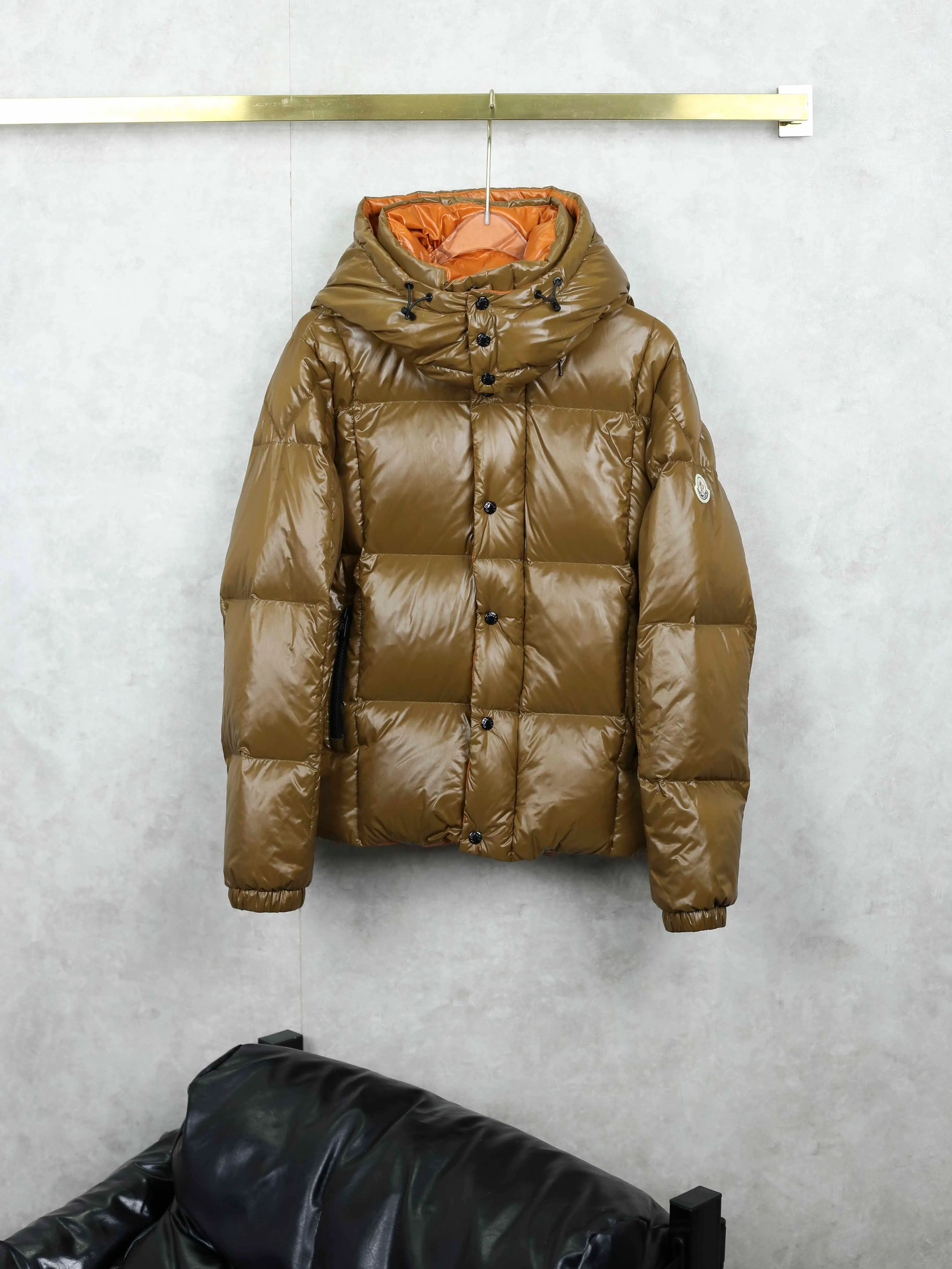P960 Moncler/Moncler PARANA's new three-color rich down jacket, classic and golden. Moncler's autumn and winter series aims to transcend seasons, trends and generations. The collection perfectly blends the brand's signature alpine luxury with modern streetwear influences, striking the perfect balance between timeless elegance and a modern edge.  As soon as I saw this Moncler Parana down jacket, I was struck by its high-end colors!  This light brown is a very elegant color in the earth tones. It also has a fashionable name - "Maillard" color. Wearing it in autumn and winter simply comes with its own advanced filter! ✨ Parana stands out with its shiny patented nylon fabric. The detachable hood design adds practicality and keeps you warm when it’s cold. When it’s warmer, removing the hood adds another style. It is an investment item that can enhance your clothing and temperament. It takes into account temperature, style and practicality, making it an indispensable fashionable weapon in this autumn and winter.
