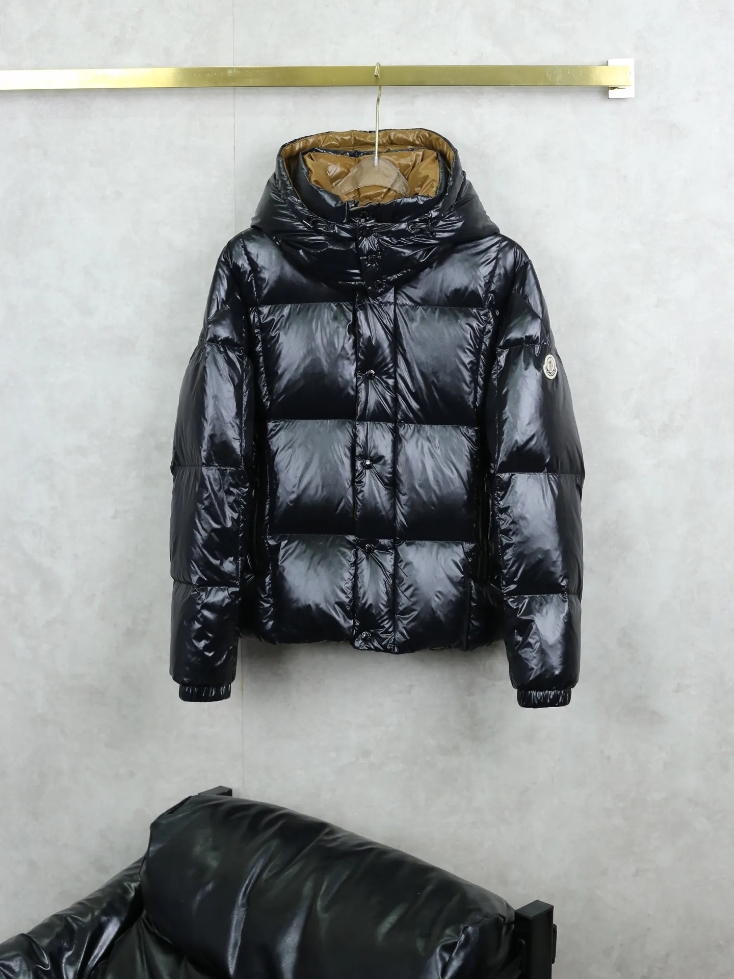 P960 Moncler/Moncler PARANA's new three-color rich down jacket, classic and golden. Moncler's autumn and winter series aims to transcend seasons, trends and generations. The collection perfectly blends the brand's signature alpine luxury with modern streetwear influences, striking the perfect balance between timeless elegance and a modern edge.  As soon as I saw this Moncler Parana down jacket, I was struck by its high-end colors!  This light brown is a very elegant color in the earth tones. It also has a fashionable name - "Maillard" color. Wearing it in autumn and winter simply comes with its own advanced filter! ✨ Parana stands out with its shiny patented nylon fabric. The detachable hood design adds practicality and keeps you warm when it’s cold. When it’s warmer, removing the hood adds another style. It is an investment item that can enhance your clothing and temperament. It takes into account temperature, style and practicality, making it an indispensable fashionable weapon in this autumn and winter.