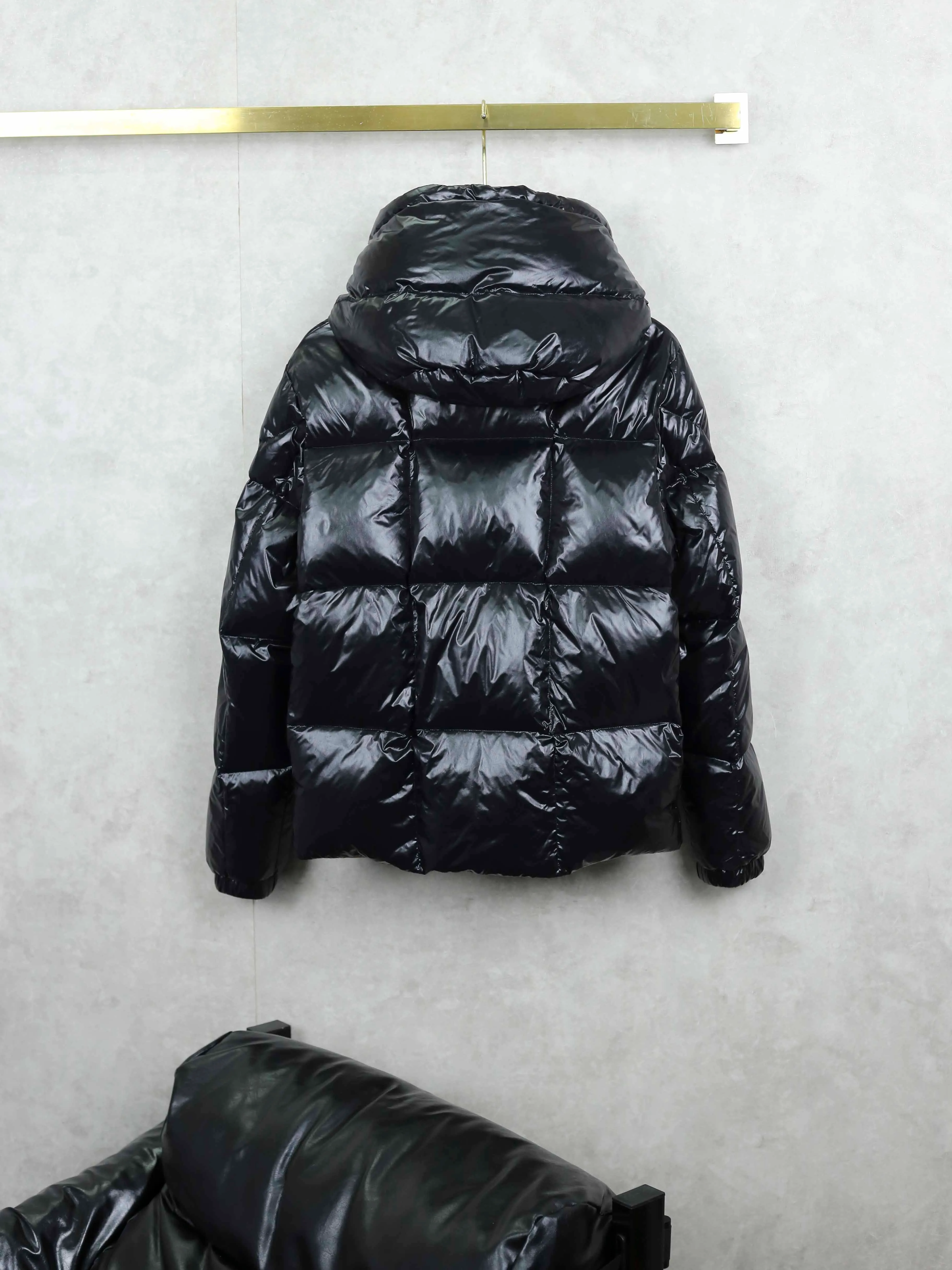 P960 Moncler/Moncler PARANA's new three-color rich down jacket, classic and golden. Moncler's autumn and winter series aims to transcend seasons, trends and generations. The collection perfectly blends the brand's signature alpine luxury with modern streetwear influences, striking the perfect balance between timeless elegance and a modern edge.  As soon as I saw this Moncler Parana down jacket, I was struck by its high-end colors!  This light brown is a very elegant color in the earth tones. It also has a fashionable name - "Maillard" color. Wearing it in autumn and winter simply comes with its own advanced filter! ✨ Parana stands out with its shiny patented nylon fabric. The detachable hood design adds practicality and keeps you warm when it’s cold. When it’s warmer, removing the hood adds another style. It is an investment item that can enhance your clothing and temperament. It takes into account temperature, style and practicality, making it an indispensable fashionable weapon in this autumn and winter.