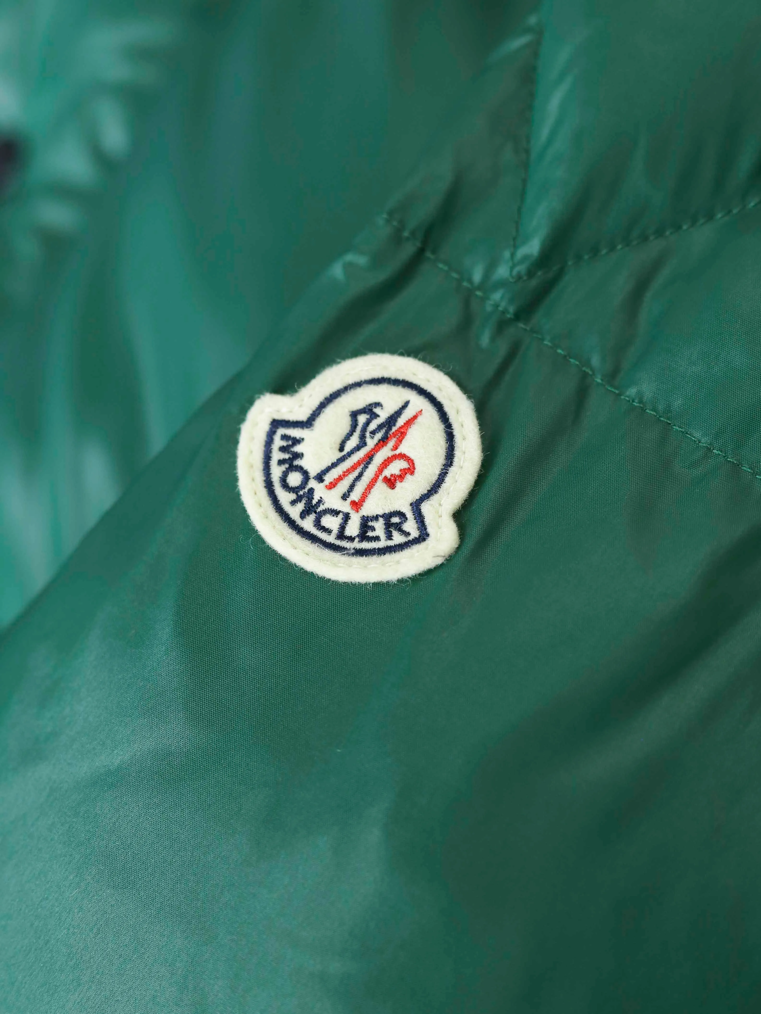 P960 Moncler/Moncler PARANA's new three-color rich down jacket, classic and golden. Moncler's autumn and winter series aims to transcend seasons, trends and generations. The collection perfectly blends the brand's signature alpine luxury with modern streetwear influences, striking the perfect balance between timeless elegance and a modern edge.  As soon as I saw this Moncler Parana down jacket, I was struck by its high-end colors!  This light brown is a very elegant color in the earth tones. It also has a fashionable name - "Maillard" color. Wearing it in autumn and winter simply comes with its own advanced filter! ✨ Parana stands out with its shiny patented nylon fabric. The detachable hood design adds practicality and keeps you warm when it’s cold. When it’s warmer, removing the hood adds another style. It is an investment item that can enhance your clothing and temperament. It takes into account temperature, style and practicality, making it an indispensable fashionable weapon in this autumn and winter.