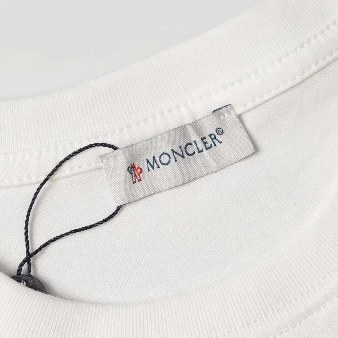 P140 Style No.: 837 〈MONCLER〉The price of the mousse is actually quite advantageous. Those who have been to the counters should know that the price of the mousse is not much cheaper than Gucci Burberry. It is just relatively low-key and unwilling to hype. It is a picture that you want to buy or not. It has an arrogant existence... Exclusively customized 270g 32-count double yarn smooth cotton. The texture is very soft and comfortable. 100% top-grade fabrics that are different from the market (no shrinkage, no deformation, no pilling) Paired with 320g 1*1 thread (fabric threads are dyed in the same vat, no color difference, threads are not easily deformed). Heavy embroidery is laminated, and the customer's upper body will not be scratched. Color: Black White Size: S-XL