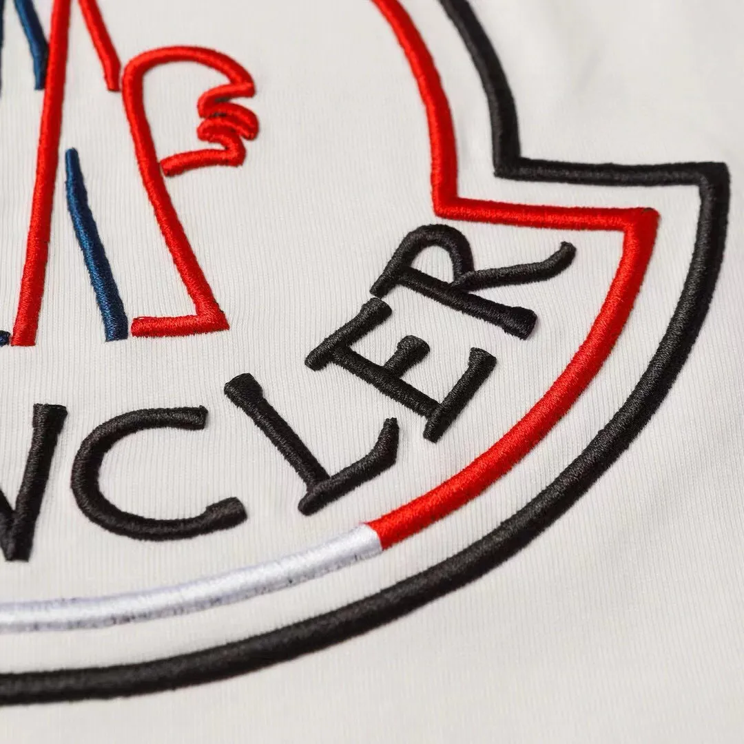 P140 Style No.: 837 〈MONCLER〉The price of the mousse is actually quite advantageous. Those who have been to the counters should know that the price of the mousse is not much cheaper than Gucci Burberry. It is just relatively low-key and unwilling to hype. It is a picture that you want to buy or not. It has an arrogant existence... Exclusively customized 270g 32-count double yarn smooth cotton. The texture is very soft and comfortable. 100% top-grade fabrics that are different from the market (no shrinkage, no deformation, no pilling) Paired with 320g 1*1 thread (fabric threads are dyed in the same vat, no color difference, threads are not easily deformed). Heavy embroidery is laminated, and the customer's upper body will not be scratched. Color: Black White Size: S-XL