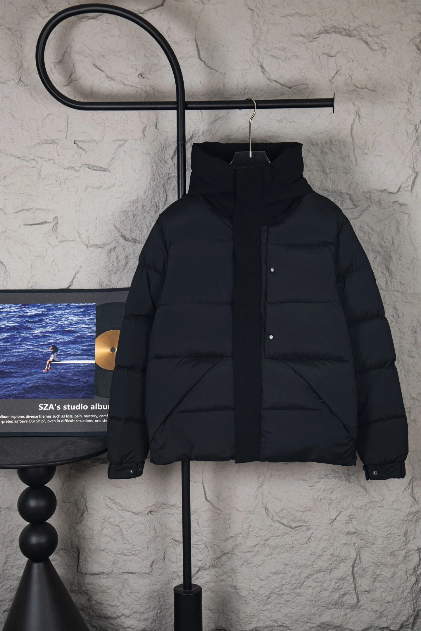 P740 Moncler/Mongolian 22Fw Black Warrior access control three-dimensional embossed letter down jacket. This counter was sold out as soon as it was launched, satisfying all the fantasies about down jackets!  Not only does it keep you warm, it also looks stylish. It has a very good effect on the upper body. It not only keeps you warm and protects you from the cold, it also has a strong aura. It’s amazing! All this will surely create a new generation of fashion!!! 90 Euro standard velvet filling! The truly top-notch softness and warmth are unparalleled. The softness is the most intuitive feeling...a magical tool for keeping warm in winter! Style and temperature coexist! It’s classic and versatile, so it’s a must-have for keeping warm! Size: M-XXL Color: Black
