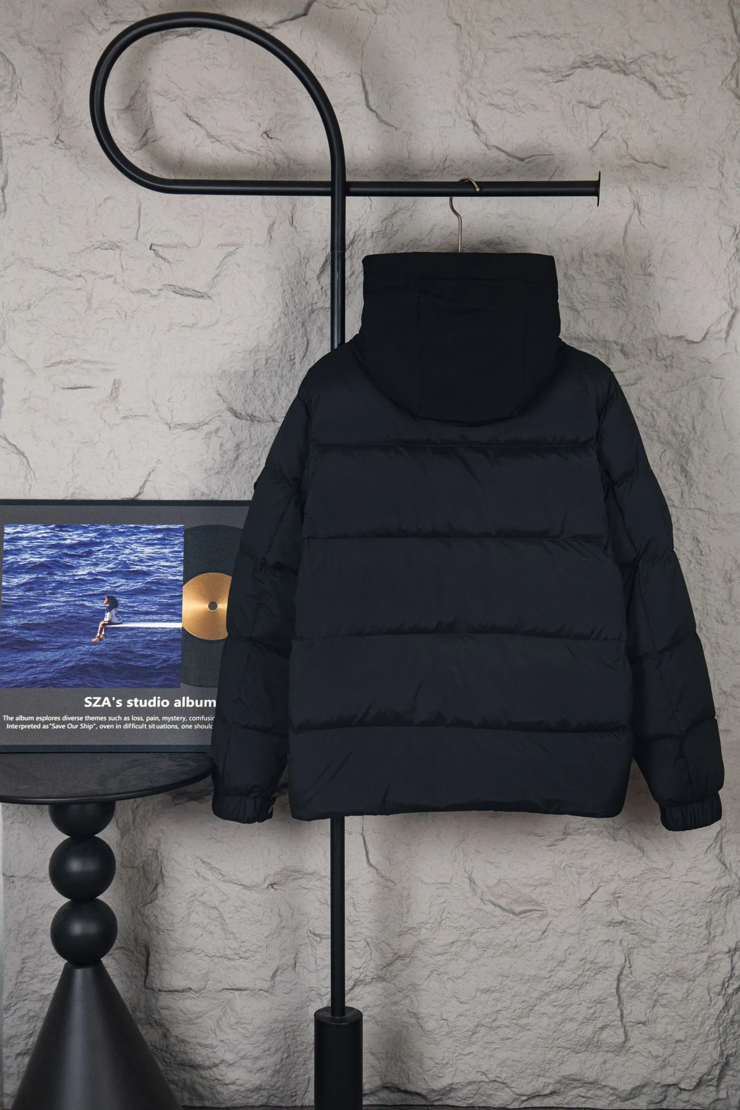 P740 Moncler/Mongolian 22Fw Black Warrior access control three-dimensional embossed letter down jacket. This counter was sold out as soon as it was launched, satisfying all the fantasies about down jackets!  Not only does it keep you warm, it also looks stylish. It has a very good effect on the upper body. It not only keeps you warm and protects you from the cold, it also has a strong aura. It’s amazing! All this will surely create a new generation of fashion!!! 90 Euro standard velvet filling! The truly top-notch softness and warmth are unparalleled. The softness is the most intuitive feeling...a magical tool for keeping warm in winter! Style and temperature coexist! It’s classic and versatile, so it’s a must-have for keeping warm! Size: M-XXL Color: Black