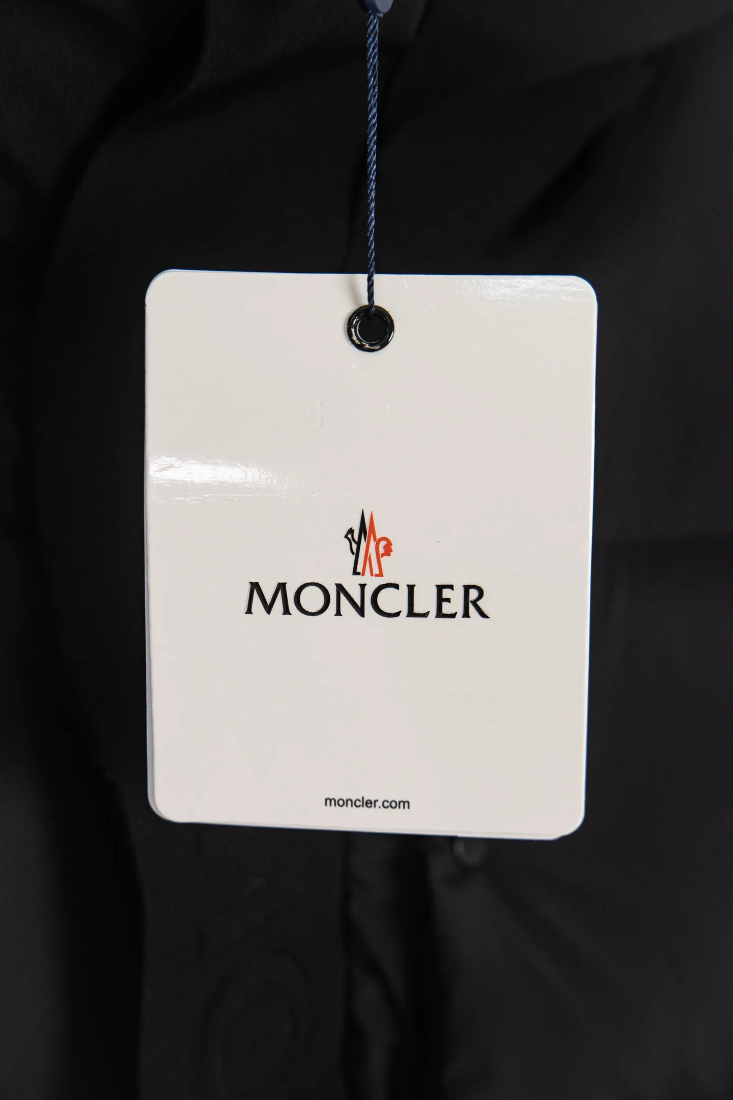 P740 Moncler/Mongolian 22Fw Black Warrior access control three-dimensional embossed letter down jacket. This counter was sold out as soon as it was launched, satisfying all the fantasies about down jackets!  Not only does it keep you warm, it also looks stylish. It has a very good effect on the upper body. It not only keeps you warm and protects you from the cold, it also has a strong aura. It’s amazing! All this will surely create a new generation of fashion!!! 90 Euro standard velvet filling! The truly top-notch softness and warmth are unparalleled. The softness is the most intuitive feeling...a magical tool for keeping warm in winter! Style and temperature coexist! It’s classic and versatile, so it’s a must-have for keeping warm! Size: M-XXL Color: Black