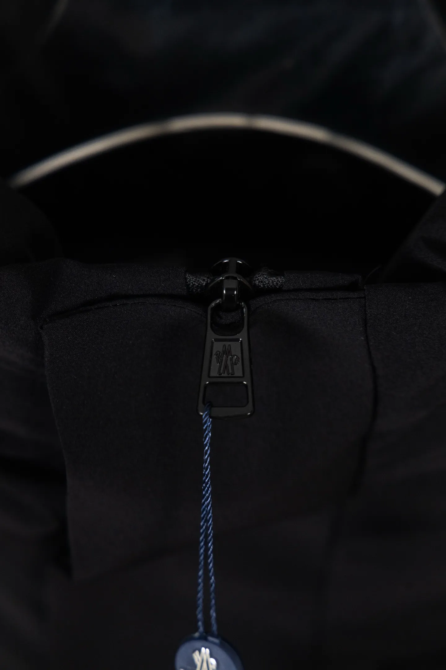 P740 Moncler/Mongolian 22Fw Black Warrior access control three-dimensional embossed letter down jacket. This counter was sold out as soon as it was launched, satisfying all the fantasies about down jackets!  Not only does it keep you warm, it also looks stylish. It has a very good effect on the upper body. It not only keeps you warm and protects you from the cold, it also has a strong aura. It’s amazing! All this will surely create a new generation of fashion!!! 90 Euro standard velvet filling! The truly top-notch softness and warmth are unparalleled. The softness is the most intuitive feeling...a magical tool for keeping warm in winter! Style and temperature coexist! It’s classic and versatile, so it’s a must-have for keeping warm! Size: M-XXL Color: Black