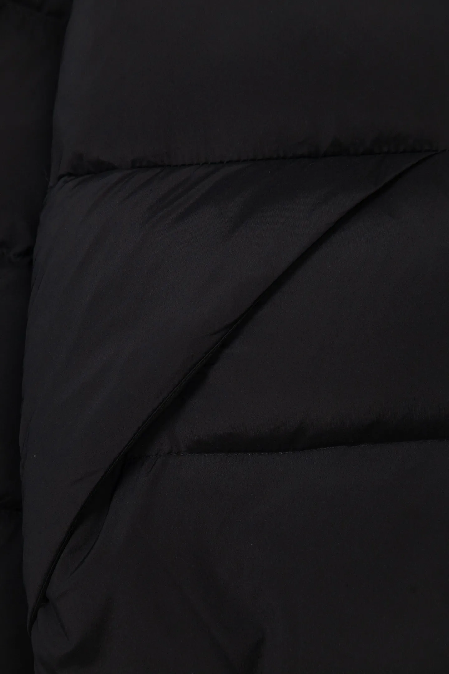 P740 Moncler/Mongolian 22Fw Black Warrior access control three-dimensional embossed letter down jacket. This counter was sold out as soon as it was launched, satisfying all the fantasies about down jackets!  Not only does it keep you warm, it also looks stylish. It has a very good effect on the upper body. It not only keeps you warm and protects you from the cold, it also has a strong aura. It’s amazing! All this will surely create a new generation of fashion!!! 90 Euro standard velvet filling! The truly top-notch softness and warmth are unparalleled. The softness is the most intuitive feeling...a magical tool for keeping warm in winter! Style and temperature coexist! It’s classic and versatile, so it’s a must-have for keeping warm! Size: M-XXL Color: Black