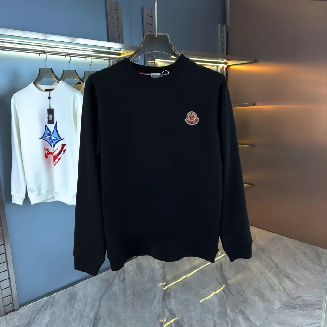 P210 high version sweatshirt) 📦With exclusive picture packaging📦 [Long-term ready stock] Upgraded version "Mobile phone smart sensor ~ NFC chip armband ~ Direct access to the official website anti-counterfeiting" 〖 𝐌𝐎𝐍𝐂𝐋𝐄𝐑 ~ Mouth covering〗 2025 new high quality, using 450g heavyweight fabric Different from the market currency, you can mix and match everything at will and you will be handsome😎The whole clothes is made of double waistcoats. The double waistcoats make the whole dress more three-dimensional. It is not an ordinary factory that can do such fine work. 2025 autumn and winter new style, on sale at the counter, exquisite printed round neck terry sweatshirt. High-end double-ply cotton. Customized stretch ribs are dyed in the same vat. Three standards are complete. It is matched with digital printing patterns and is very breathable. Same style for men and women. Color: black, white, apricot. Size: S M L XL 2XL