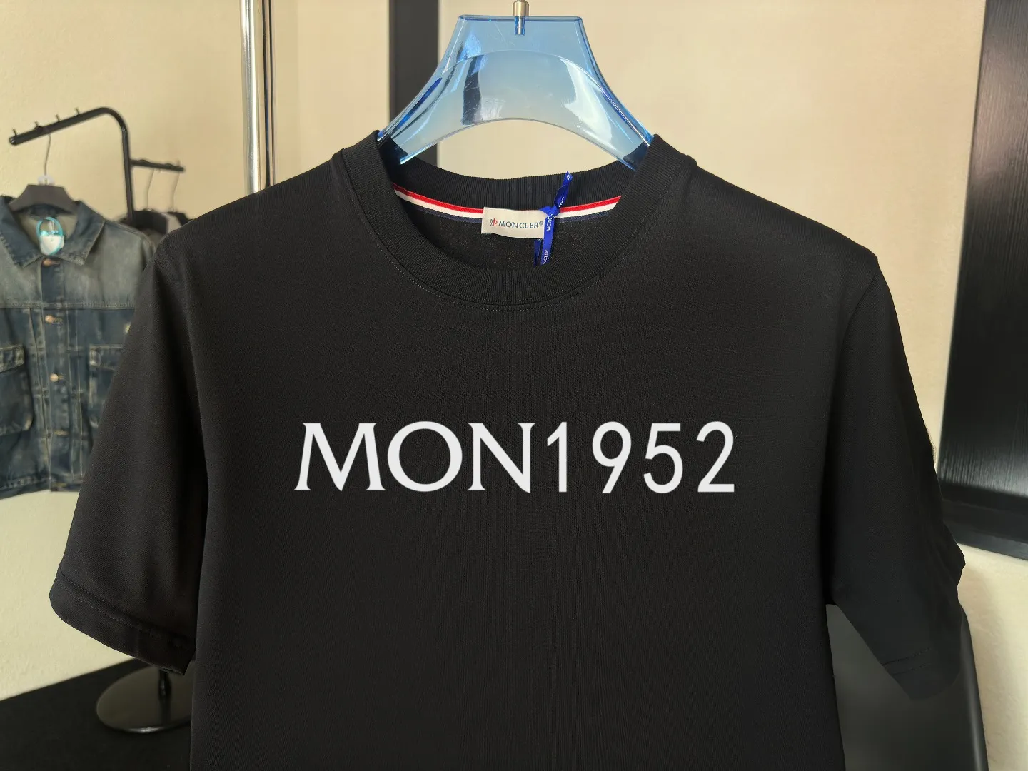 P140 Upgraded version "Mobile phone smart sensor ~ NFC chip armband ~ Direct access to the official website for anti-counterfeiting" "Moncler ~ Mouth Mouth" 2025 new high-quality round neck short-sleeved T-shirt. The cuffs have imported embroidered labels. Customized dyeing, very comfortable to touch. Super versatile and good-looking short-sleeved. Complete with three labels. Non-market ordinary version. Feel free to compare. Quality is absolutely guaranteed! ‼ First of all, this original fabric is all custom-woven with 32-count double yarn fabric, 250G, and the weight is the same‼ Fine workmanship, double waistcoat method, double waistcoat method, double waistcoat method makes the whole dress more three-dimensional, which is not a craft that ordinary T-shirts can achieve🤪 Size: S-M-L-XL-2XL Color: black, white, apricot, same style for men and women
