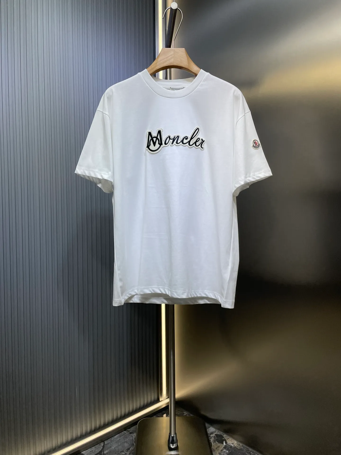 P260 MONCLER 🌟[Top original order] Mongolian embroidered seal logo short-sleeved fabric: Made of 20-count plain weave fabric, the fabric weighs 220 grams, and the fabric is washed to fix the pattern and color. The thread is matched with 1*1 double yarn thread 260 grams. Accessories: The embroidered chapters are completely embroidered using imported machines, and the size and color of each chapter are consistent with the original. This T-shirt features logo embroidery, emphasizing the collegiate feel of the collection. Designed for a relaxed fit with short sleeves and a crew neck, it's made from soft cotton jersey. It is recommended to choose a size smaller. Made of GOTS certified cotton jersey Round neck, short sleeves Embossed and embroidered logo patch size: s m l