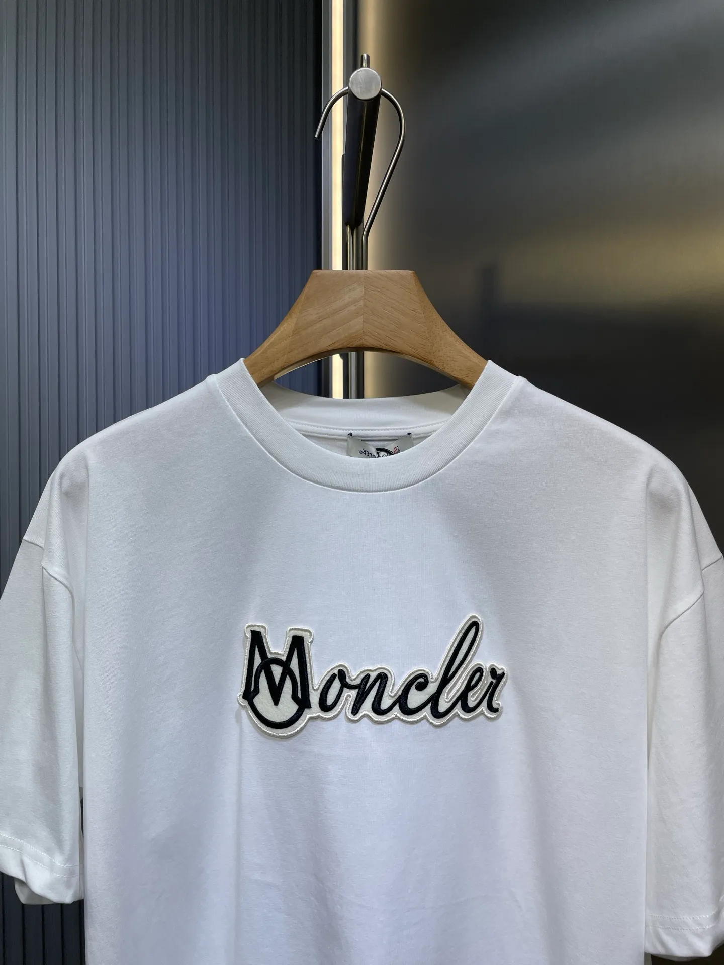 P260 MONCLER 🌟[Top original order] Mongolian embroidered seal logo short-sleeved fabric: Made of 20-count plain weave fabric, the fabric weighs 220 grams, and the fabric is washed to fix the pattern and color. The thread is matched with 1*1 double yarn thread 260 grams. Accessories: The embroidered chapters are completely embroidered using imported machines, and the size and color of each chapter are consistent with the original. This T-shirt features logo embroidery, emphasizing the collegiate feel of the collection. Designed for a relaxed fit with short sleeves and a crew neck, it's made from soft cotton jersey. It is recommended to choose a size smaller. Made of GOTS certified cotton jersey Round neck, short sleeves Embossed and embroidered logo patch size: s m l