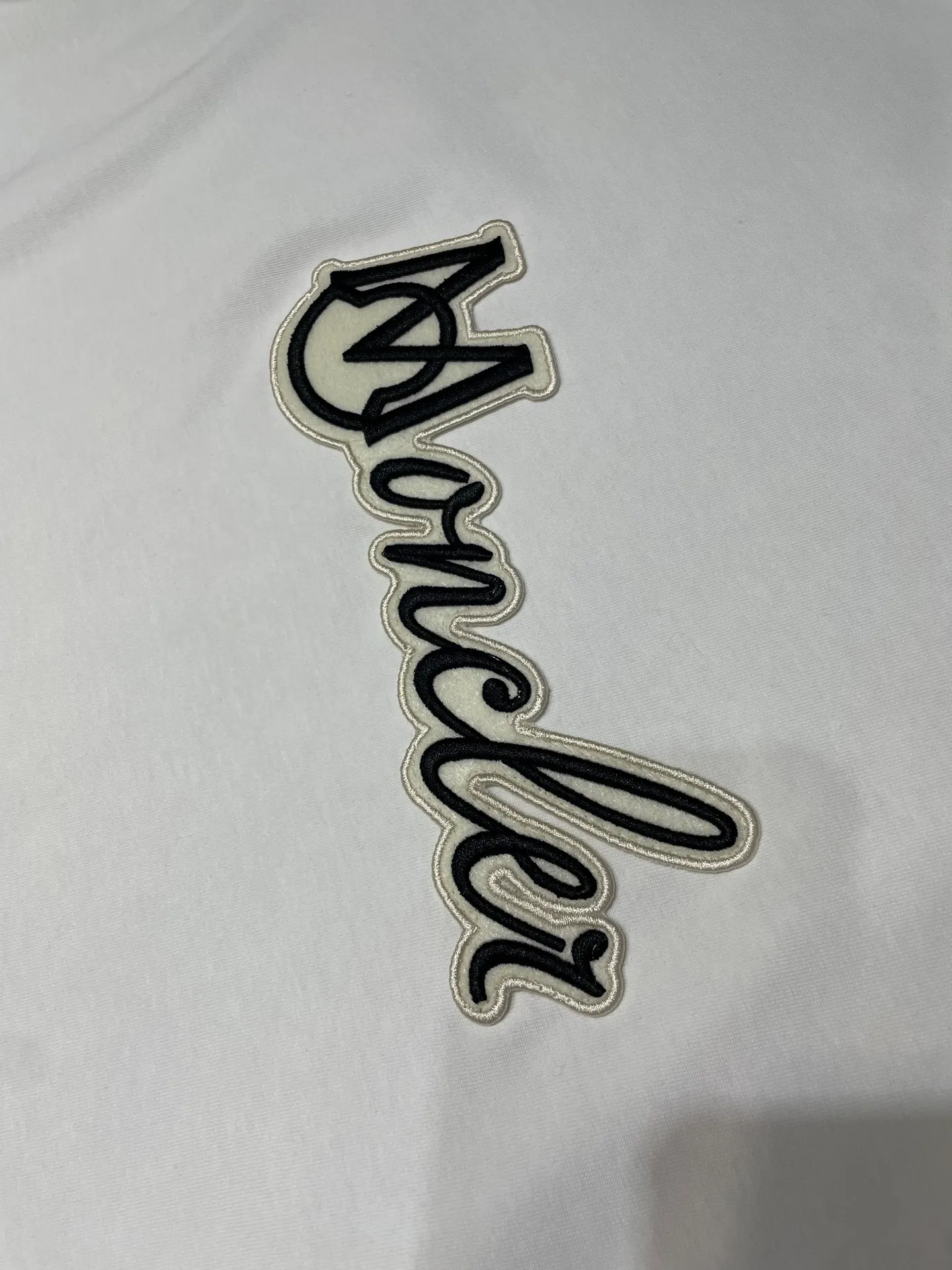 P260 MONCLER 🌟[Top original order] Mongolian embroidered seal logo short-sleeved fabric: Made of 20-count plain weave fabric, the fabric weighs 220 grams, and the fabric is washed to fix the pattern and color. The thread is matched with 1*1 double yarn thread 260 grams. Accessories: The embroidered chapters are completely embroidered using imported machines, and the size and color of each chapter are consistent with the original. This T-shirt features logo embroidery, emphasizing the collegiate feel of the collection. Designed for a relaxed fit with short sleeves and a crew neck, it's made from soft cotton jersey. It is recommended to choose a size smaller. Made of GOTS certified cotton jersey Round neck, short sleeves Embossed and embroidered logo patch size: s m l