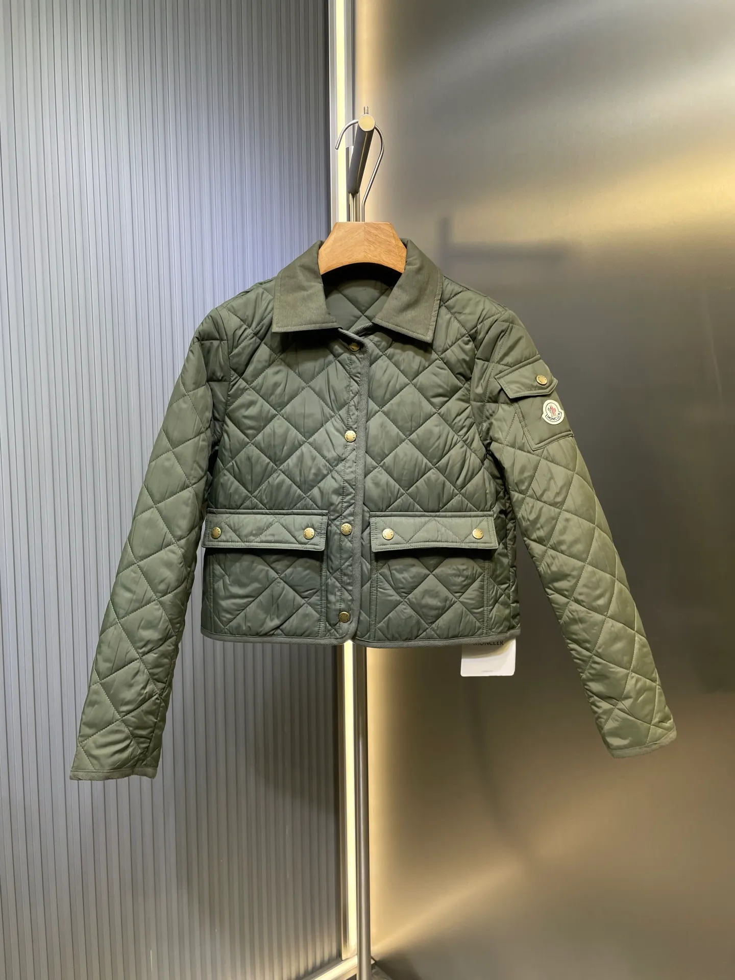 P430 moncler 🌟【Top original order】25 new diamond-shaped quilted quilted short cotton jacket. Tempered lapel, double pockets and short design! The age-reducing girlish temperament, the imported machine-pressed lattice technology and three-dimensional tailoring, the classic version interprets the autumn and winter layering style to keep warm! British style is versatile and handsome! Lightweight and warm fabric, imported machine gap workmanship quality depends on the details size: s m l