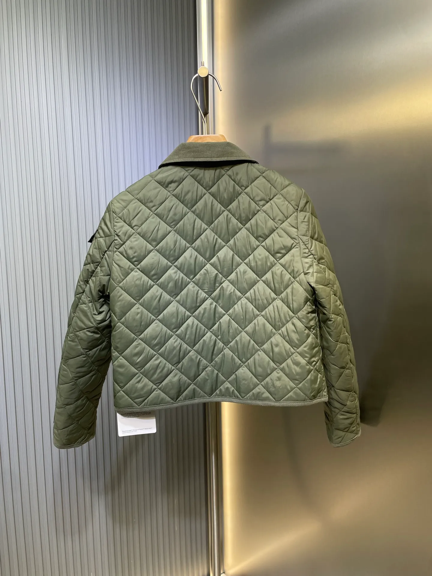 P430 moncler 🌟【Top original order】25 new diamond-shaped quilted quilted short cotton jacket. Tempered lapel, double pockets and short design! The age-reducing girlish temperament, the imported machine-pressed lattice technology and three-dimensional tailoring, the classic version interprets the autumn and winter layering style to keep warm! British style is versatile and handsome! Lightweight and warm fabric, imported machine gap workmanship quality depends on the details size: s m l