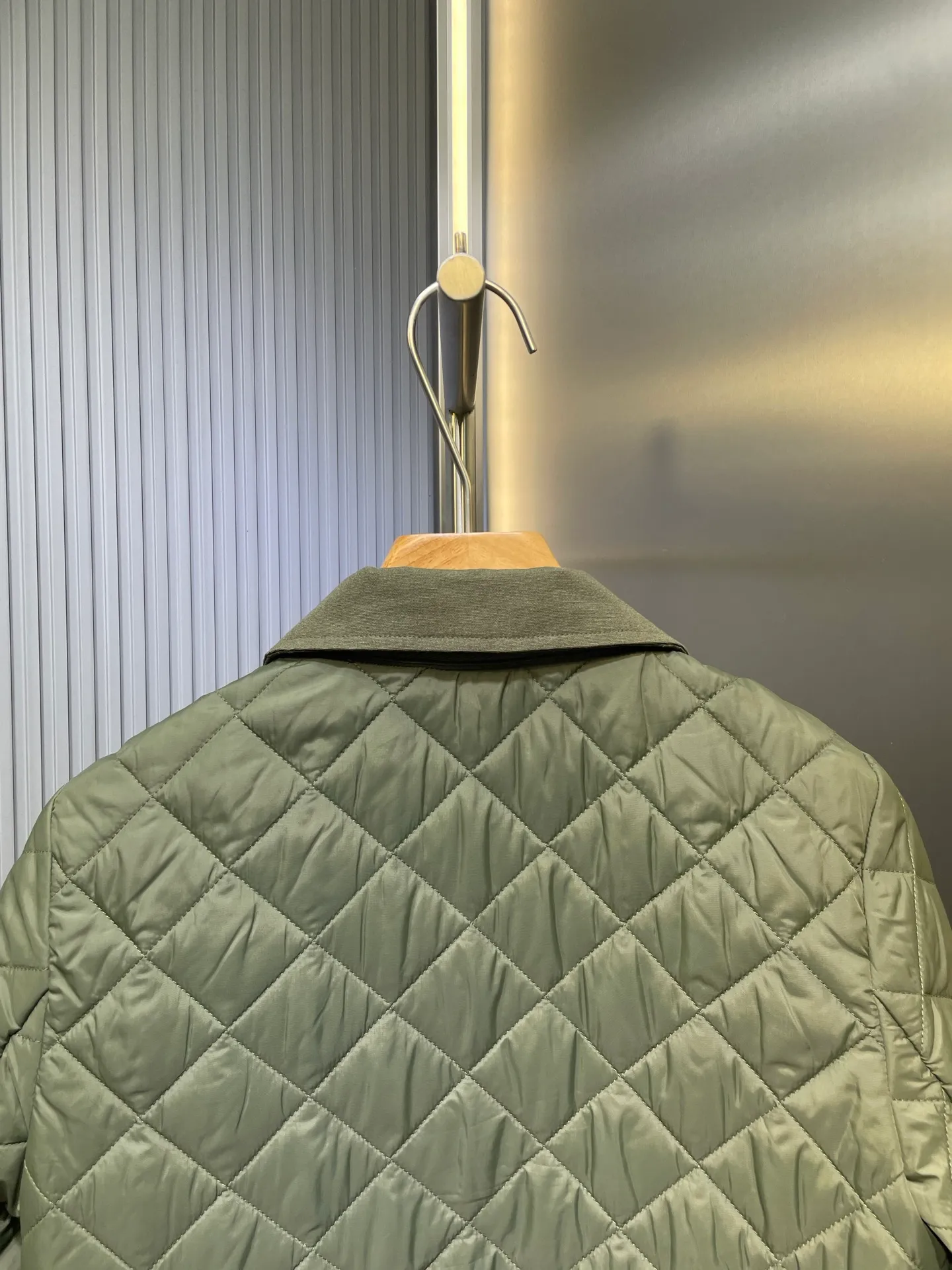 P430 moncler 🌟【Top original order】25 new diamond-shaped quilted quilted short cotton jacket. Tempered lapel, double pockets and short design! The age-reducing girlish temperament, the imported machine-pressed lattice technology and three-dimensional tailoring, the classic version interprets the autumn and winter layering style to keep warm! British style is versatile and handsome! Lightweight and warm fabric, imported machine gap workmanship quality depends on the details size: s m l