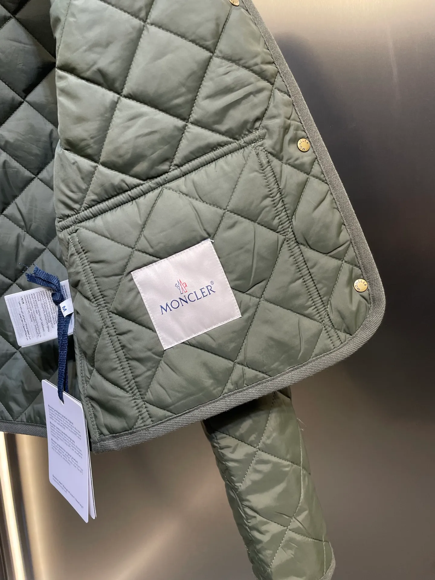 P430 moncler 🌟【Top original order】25 new diamond-shaped quilted quilted short cotton jacket. Tempered lapel, double pockets and short design! The age-reducing girlish temperament, the imported machine-pressed lattice technology and three-dimensional tailoring, the classic version interprets the autumn and winter layering style to keep warm! British style is versatile and handsome! Lightweight and warm fabric, imported machine gap workmanship quality depends on the details size: s m l