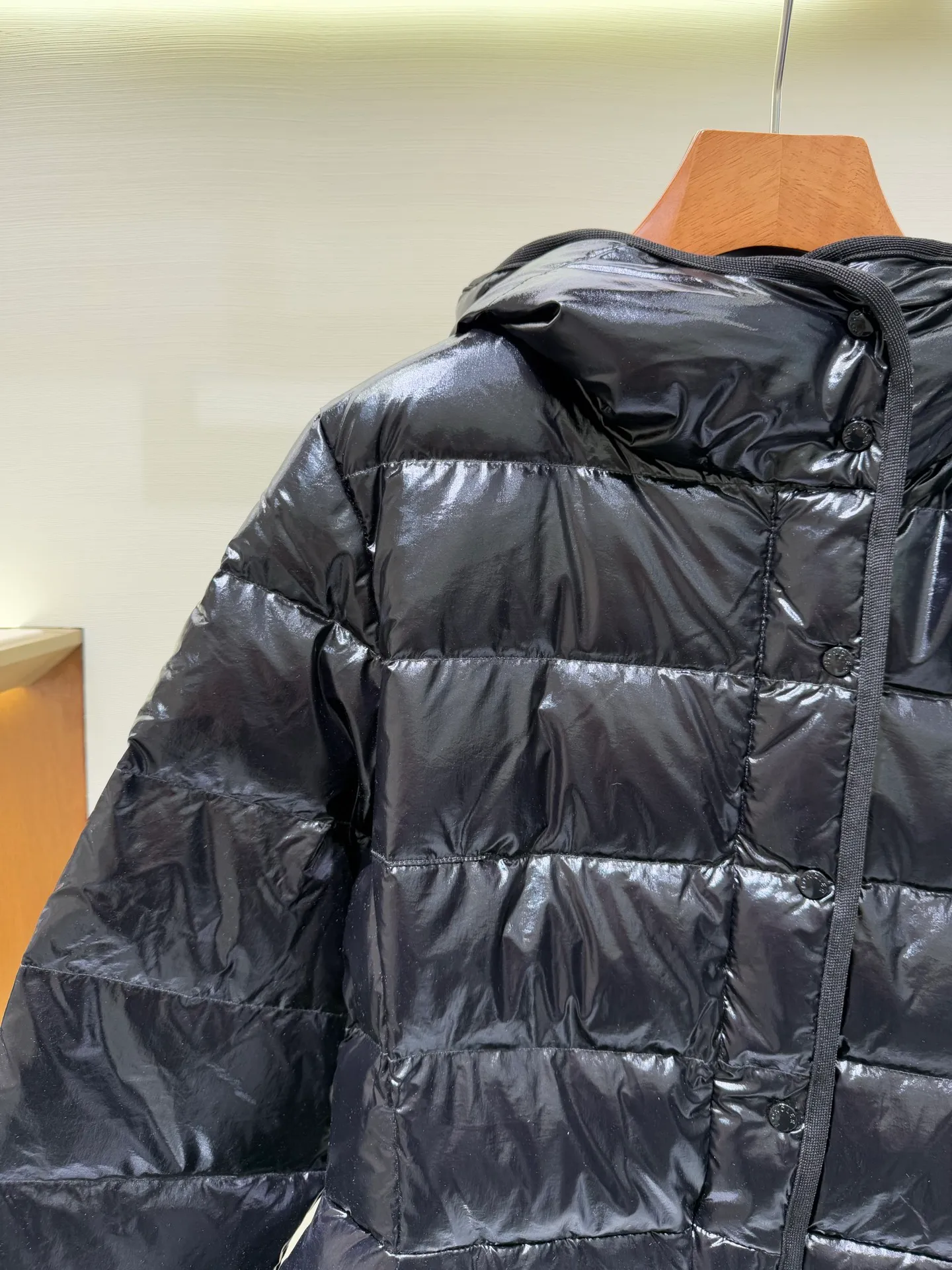 P1140 Moncler Barante series short waisted down jacket. The Barante down jacket is made of glossy nylon fabric and is inspired by the 1970s. The short version features a nipped-in waist and an A-line silhouette, highlighting a feminine style. An adjustable hood and signature logo patch add finishing touches.  Fabric: Made of nylon laque fabric, Nylon laque lining, filled with down (90 white goose down) Craftsmanship: Adjustable hood, zipper and snap button closure, zipper pocket Adjustable cuffs (supports NFC function) Color: black pink off-white Size: 0 1 2 3 4446080