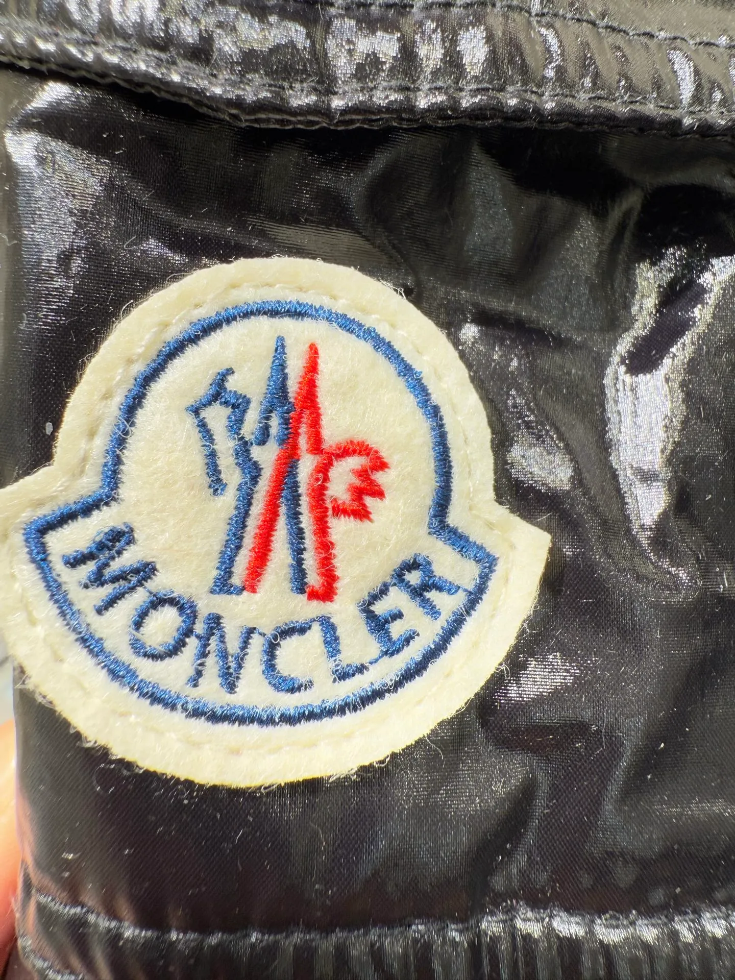 P1140 Moncler Barante series short waisted down jacket. The Barante down jacket is made of glossy nylon fabric and is inspired by the 1970s. The short version features a nipped-in waist and an A-line silhouette, highlighting a feminine style. An adjustable hood and signature logo patch add finishing touches.  Fabric: Made of nylon laque fabric, Nylon laque lining, filled with down (90 white goose down) Craftsmanship: Adjustable hood, zipper and snap button closure, zipper pocket Adjustable cuffs (supports NFC function) Color: black pink off-white Size: 0 1 2 3 4446080